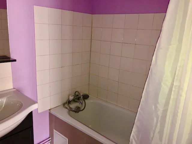 Immeuble de rapport à Marcigny avec garages et appartements loués, à rénovarer 