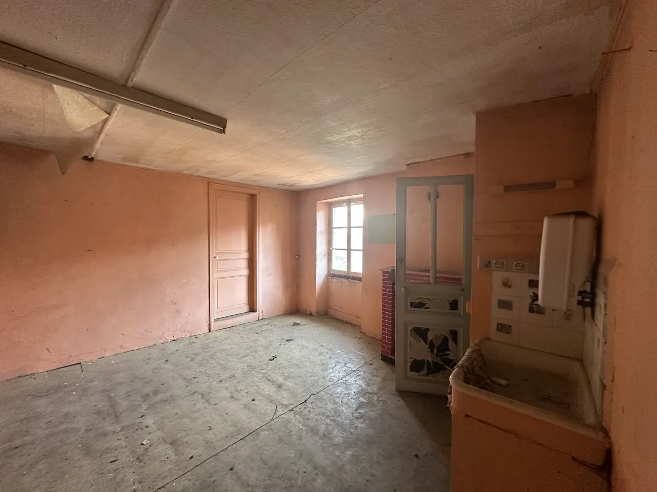 Immeuble de rapport à Marcigny avec garages et appartements loués, à rénovarer 