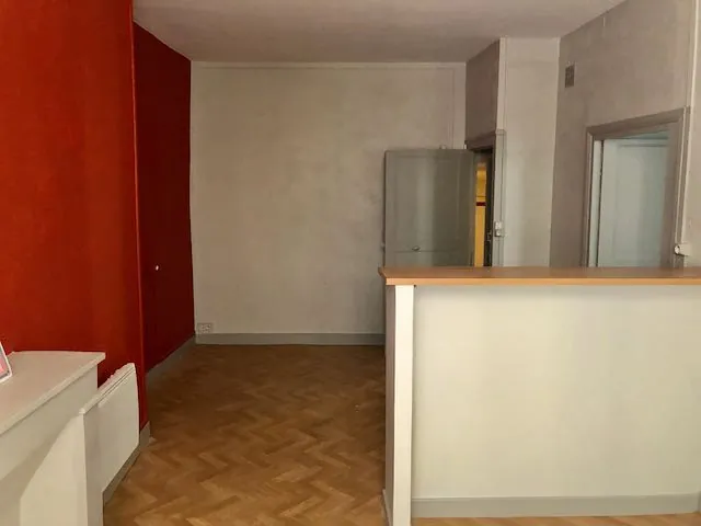 Immeuble de rapport à Marcigny avec garages et appartements loués, à rénovarer 