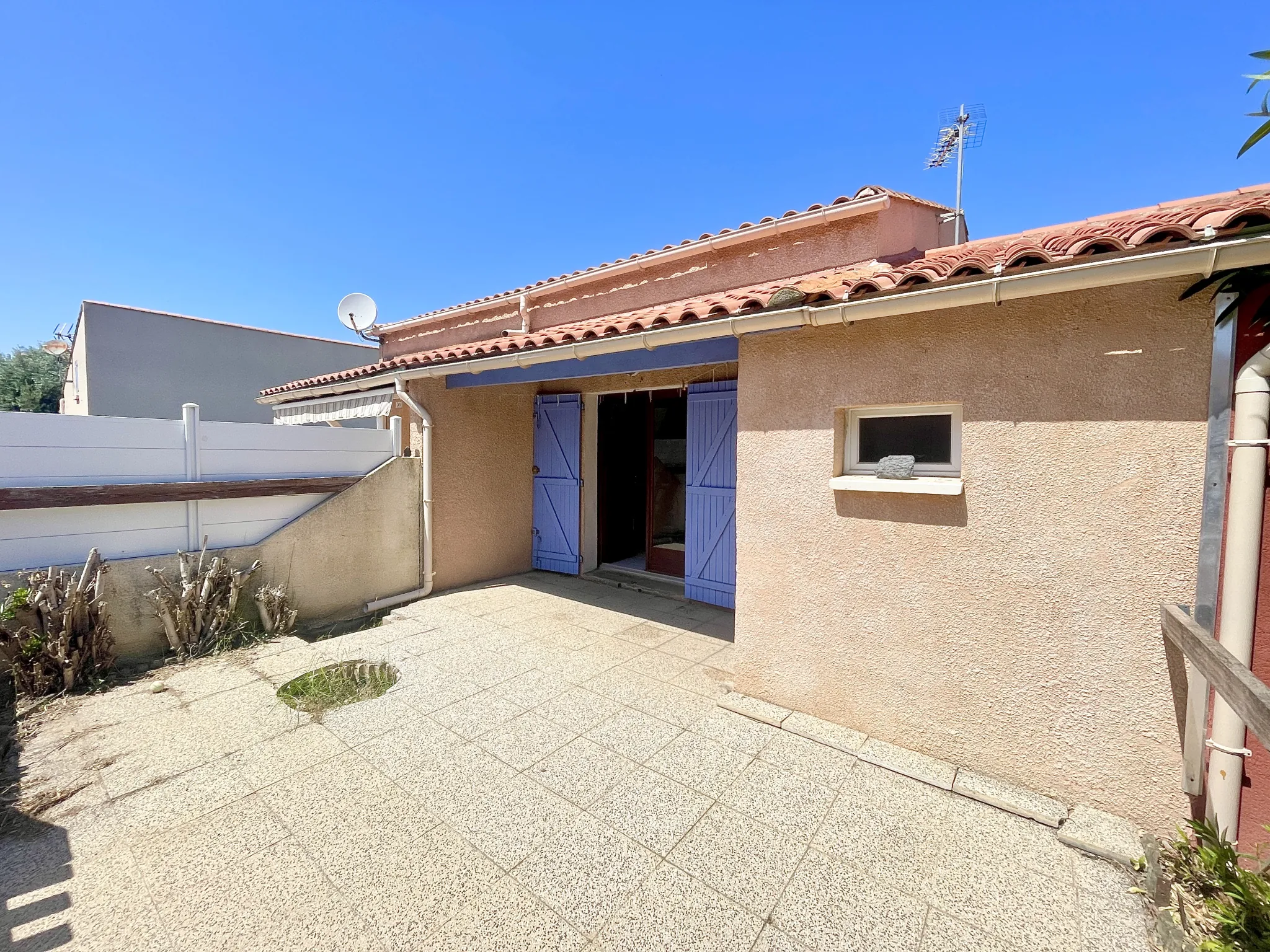 Charmante villa T2 en mezzanine avec terrasse au Grau d'Agde à vendre 
