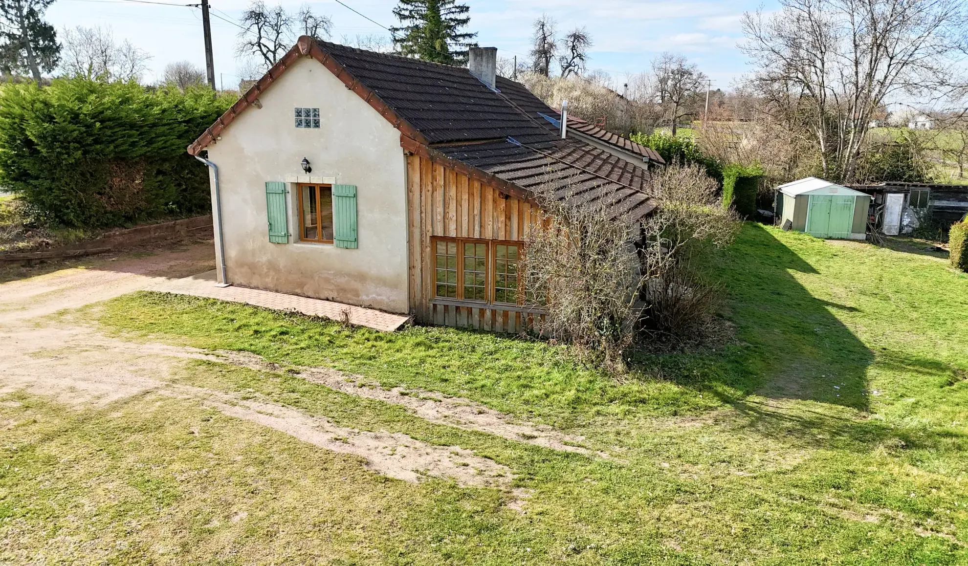 Longère de plain-pied à Vichy avec grand terrain et terrasse couverte 