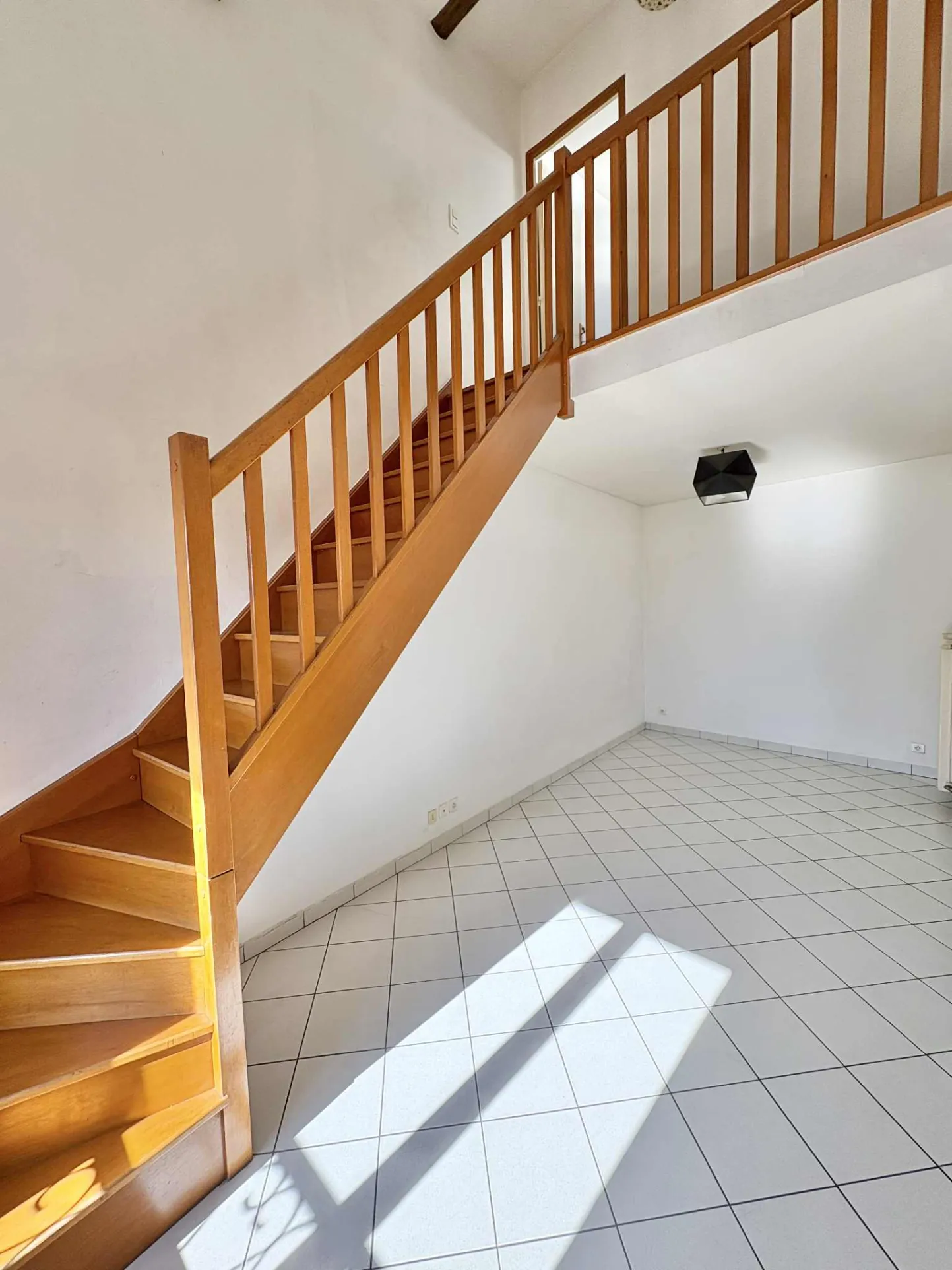 Maison en pierre de 85 m² à Châteauguay, village viticole authentique 