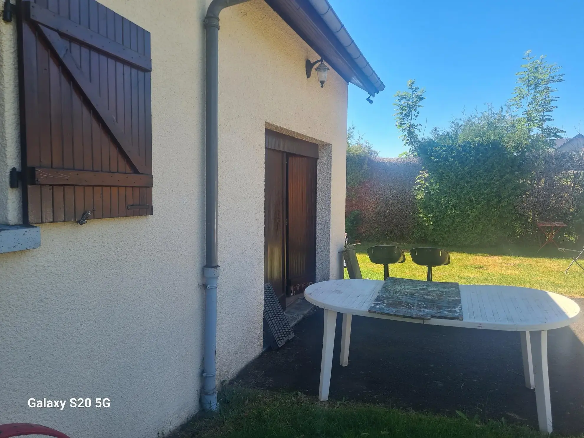 Maison récente avec 4 chambres et jardin clos à Saint Sauves d'Auvergne 
