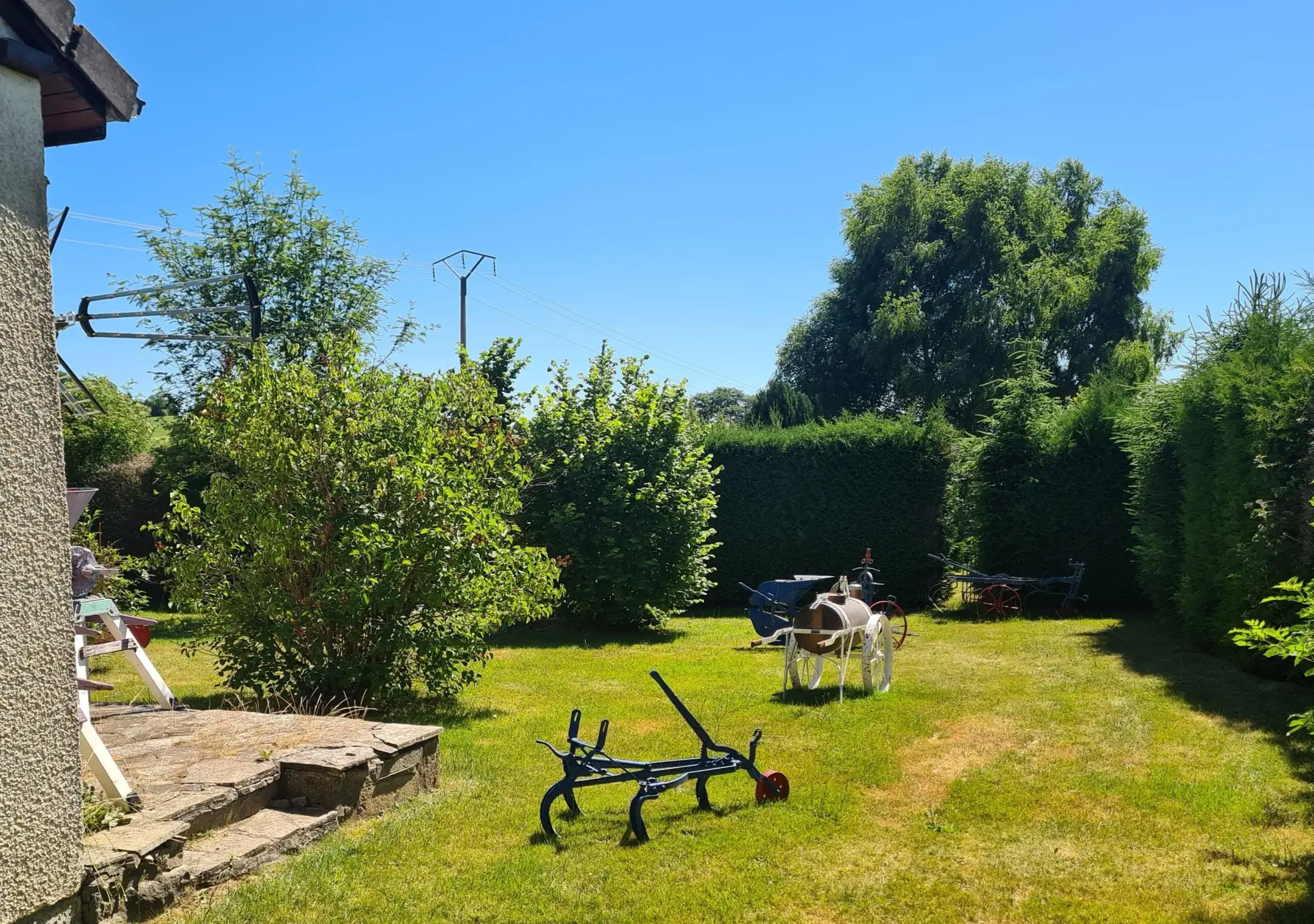 Maison récente avec 4 chambres et jardin clos à Saint Sauves d'Auvergne 