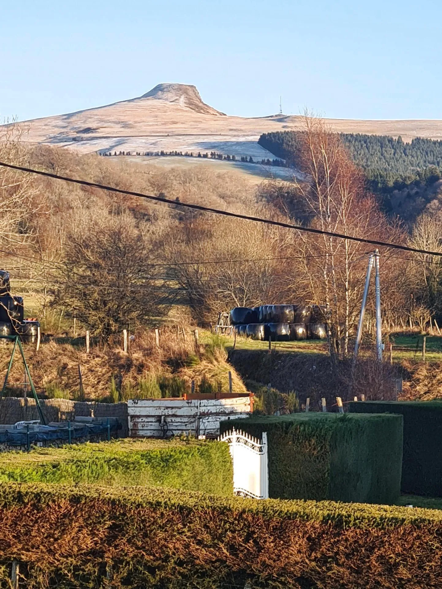 Maison récente avec 4 chambres et jardin clos à Saint Sauves d'Auvergne 