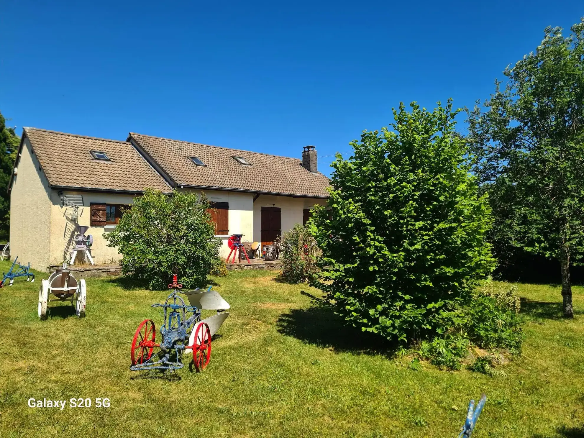 Maison récente avec 4 chambres et jardin clos à Saint Sauves d'Auvergne 