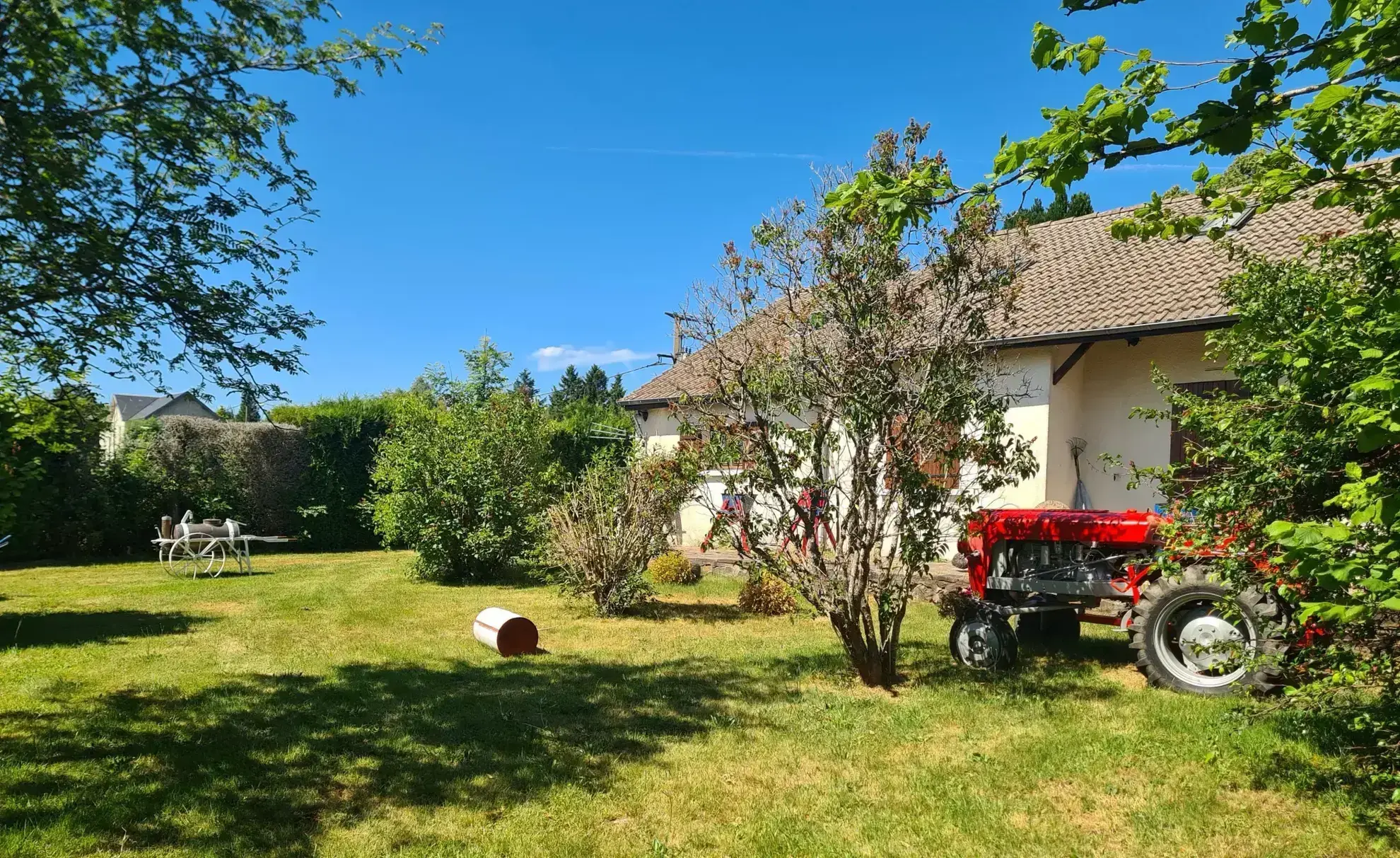 Maison récente avec 4 chambres et jardin clos à Saint Sauves d'Auvergne 