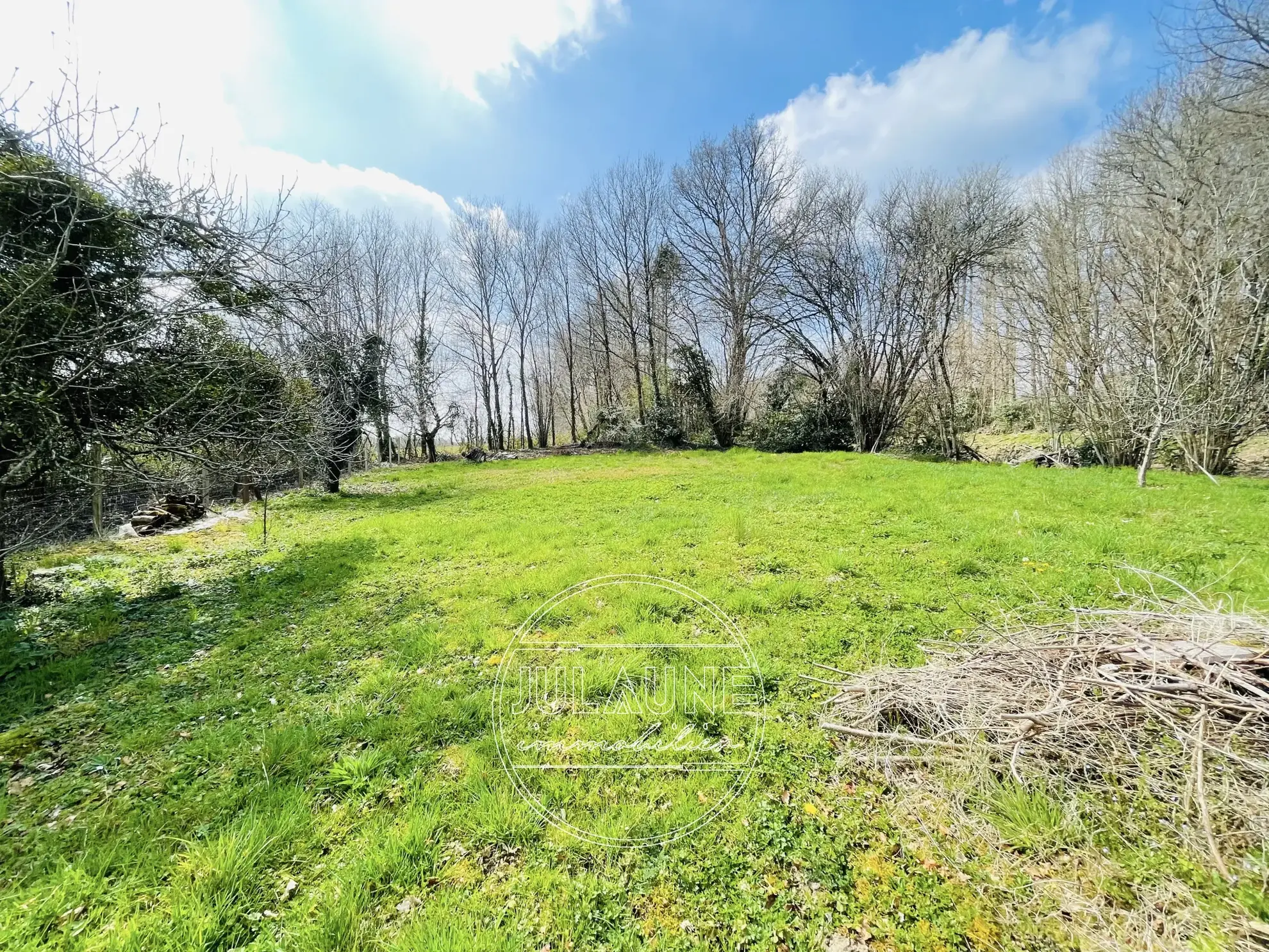Terrain constructible de 1351 m² à Saint Priest Taurion - Opportunité à saisir 