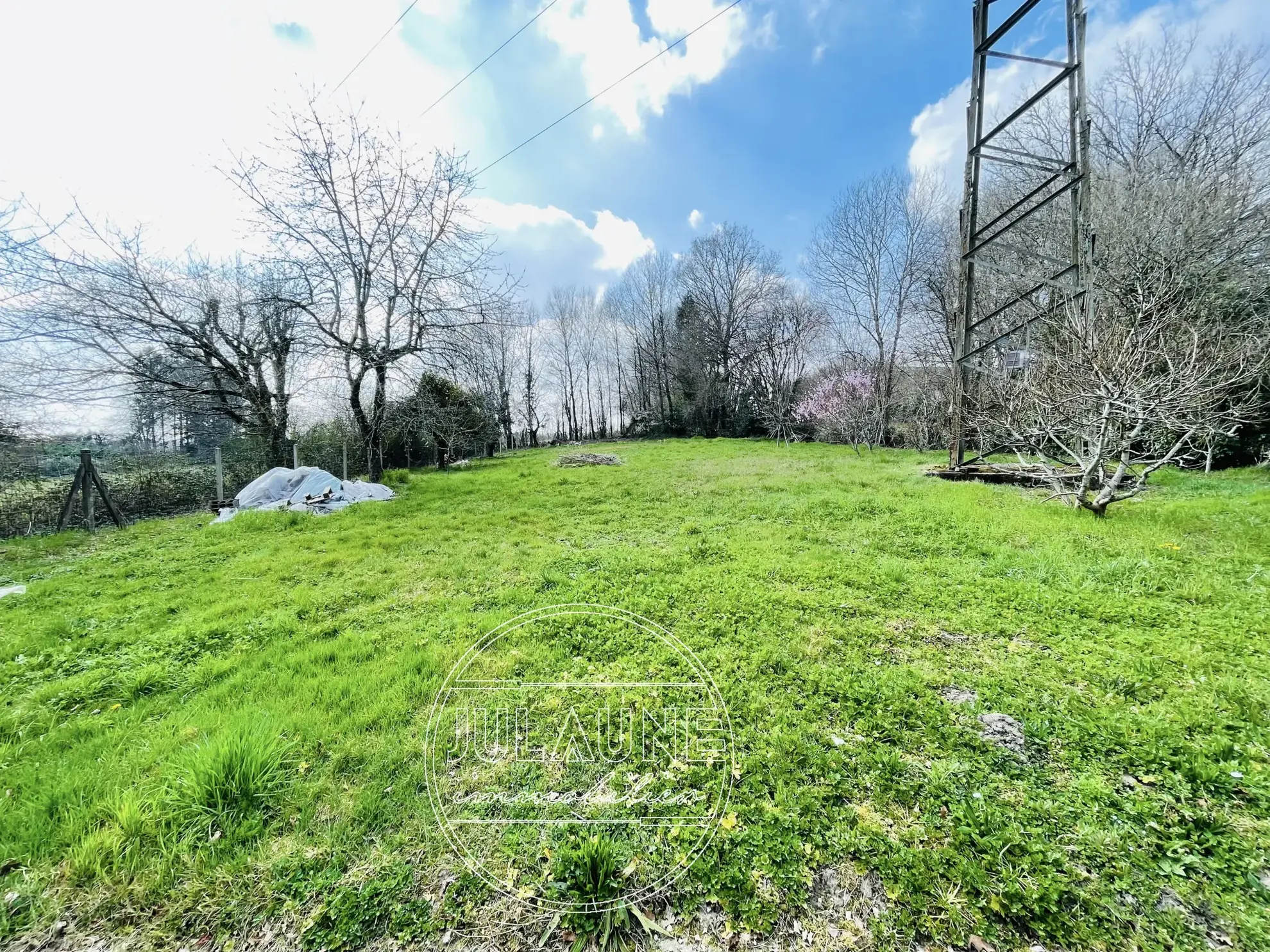 Terrain constructible de 1351 m² à Saint Priest Taurion - Opportunité à saisir 