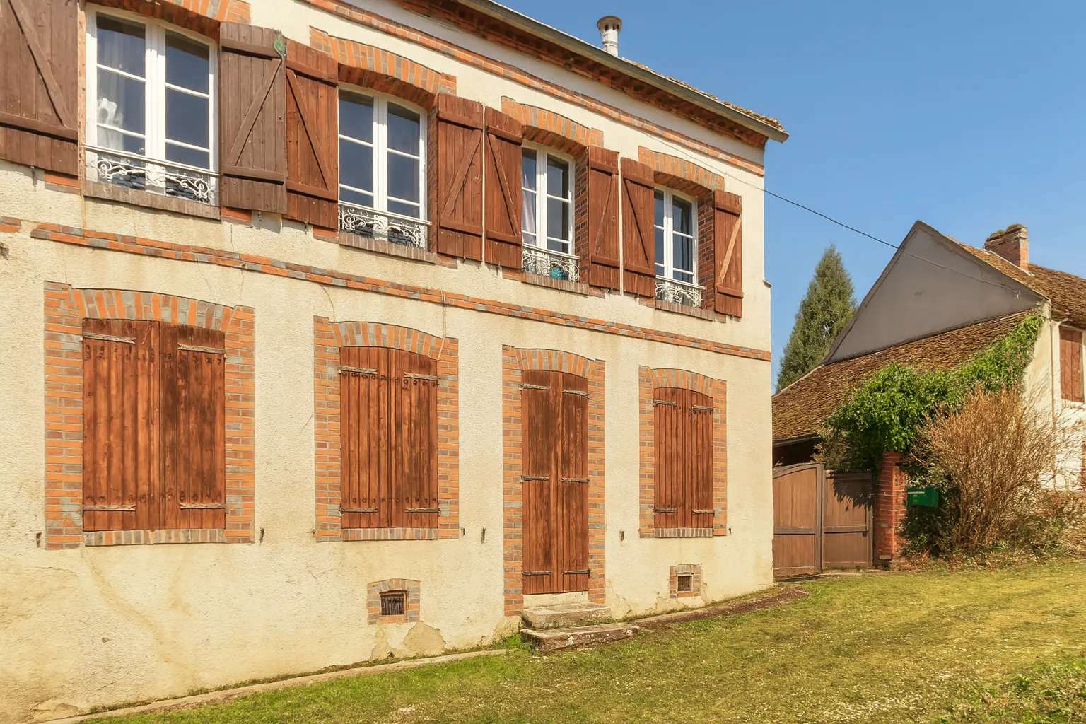 Charmante maison à rénover avec jardin proche de Joigny – 94m² habitables 