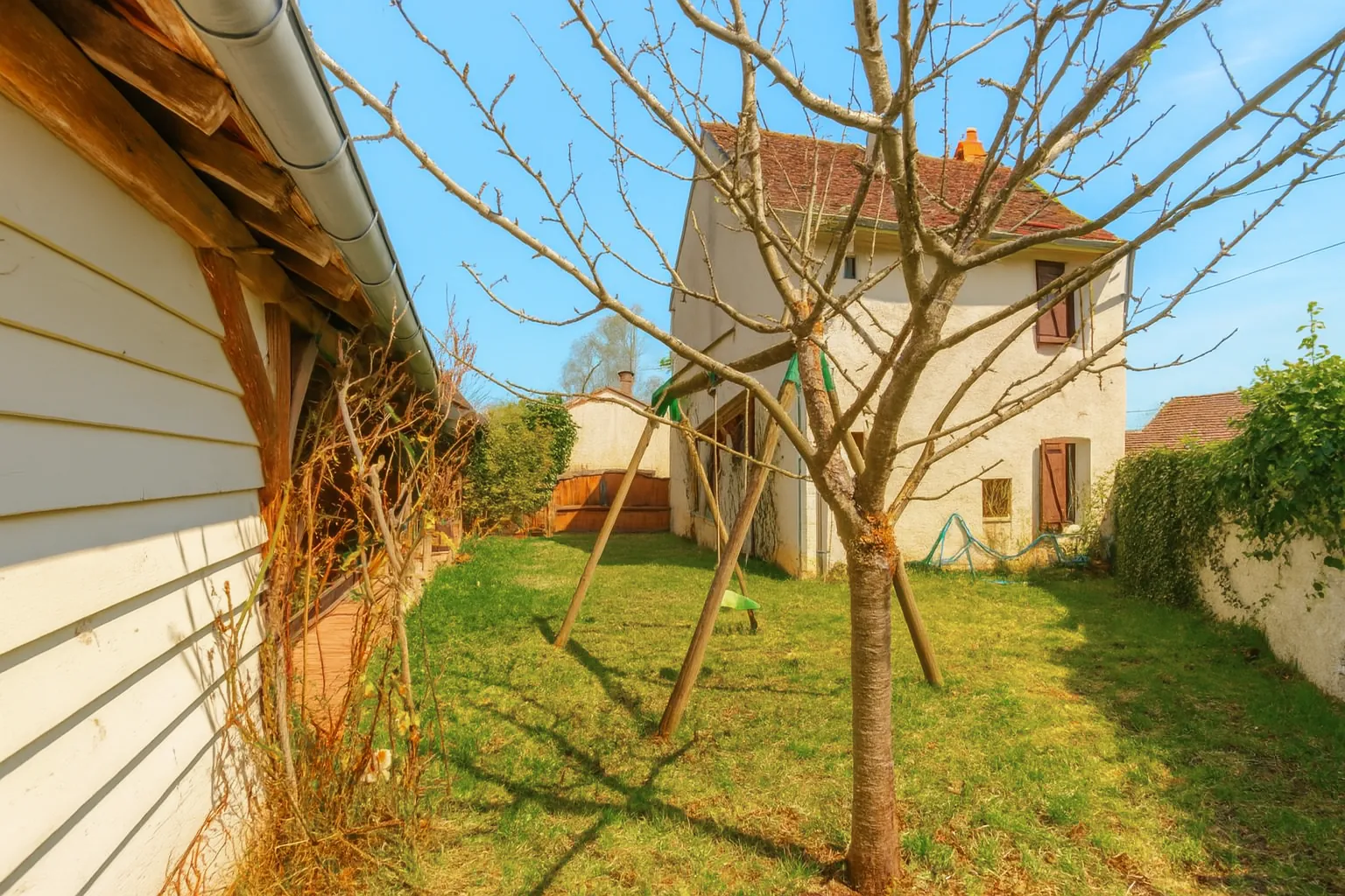 Charmante maison à rénover avec jardin proche de Joigny – 94m² habitables 
