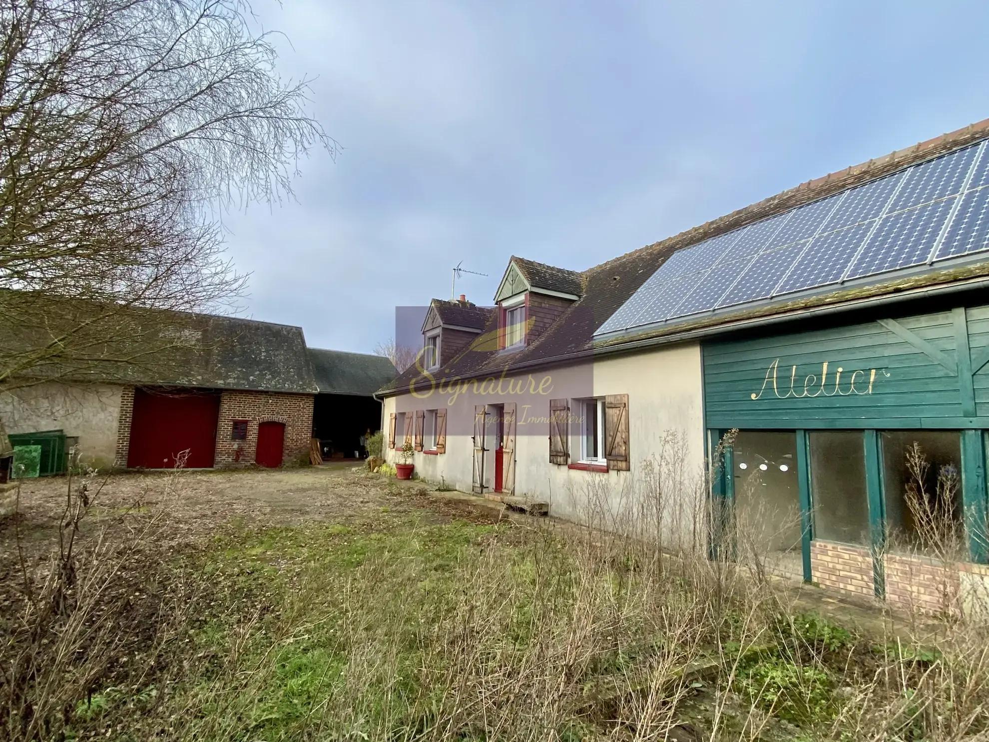 Ferme authentique avec dépendances, écuries et panneaux solaires en campagne dans le Belinois 