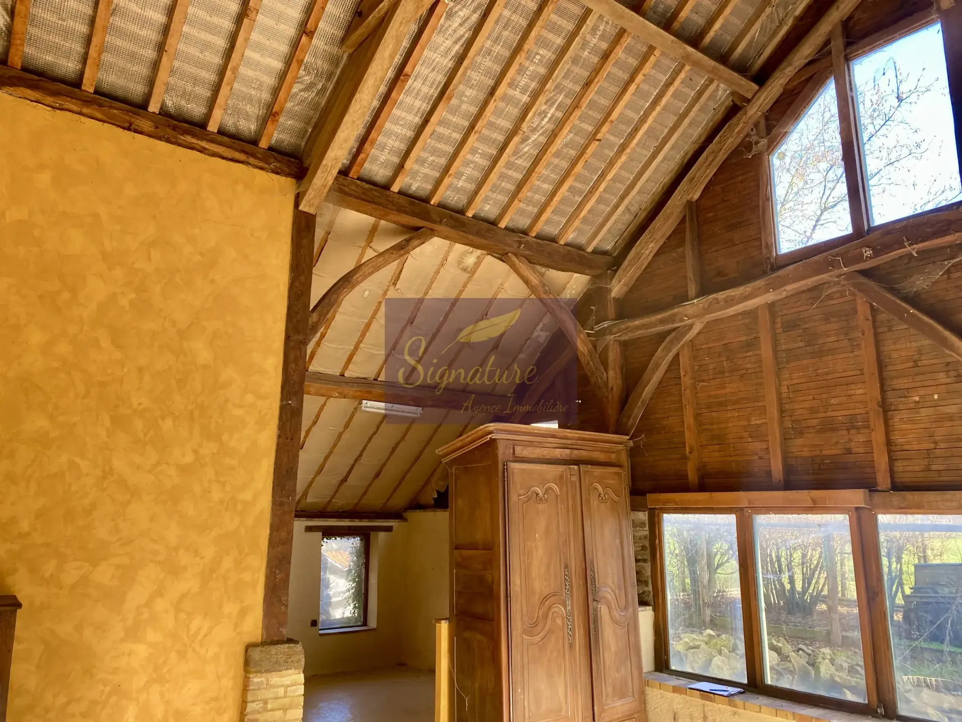 Ferme authentique avec dépendances, écuries et panneaux solaires en campagne dans le Belinois 