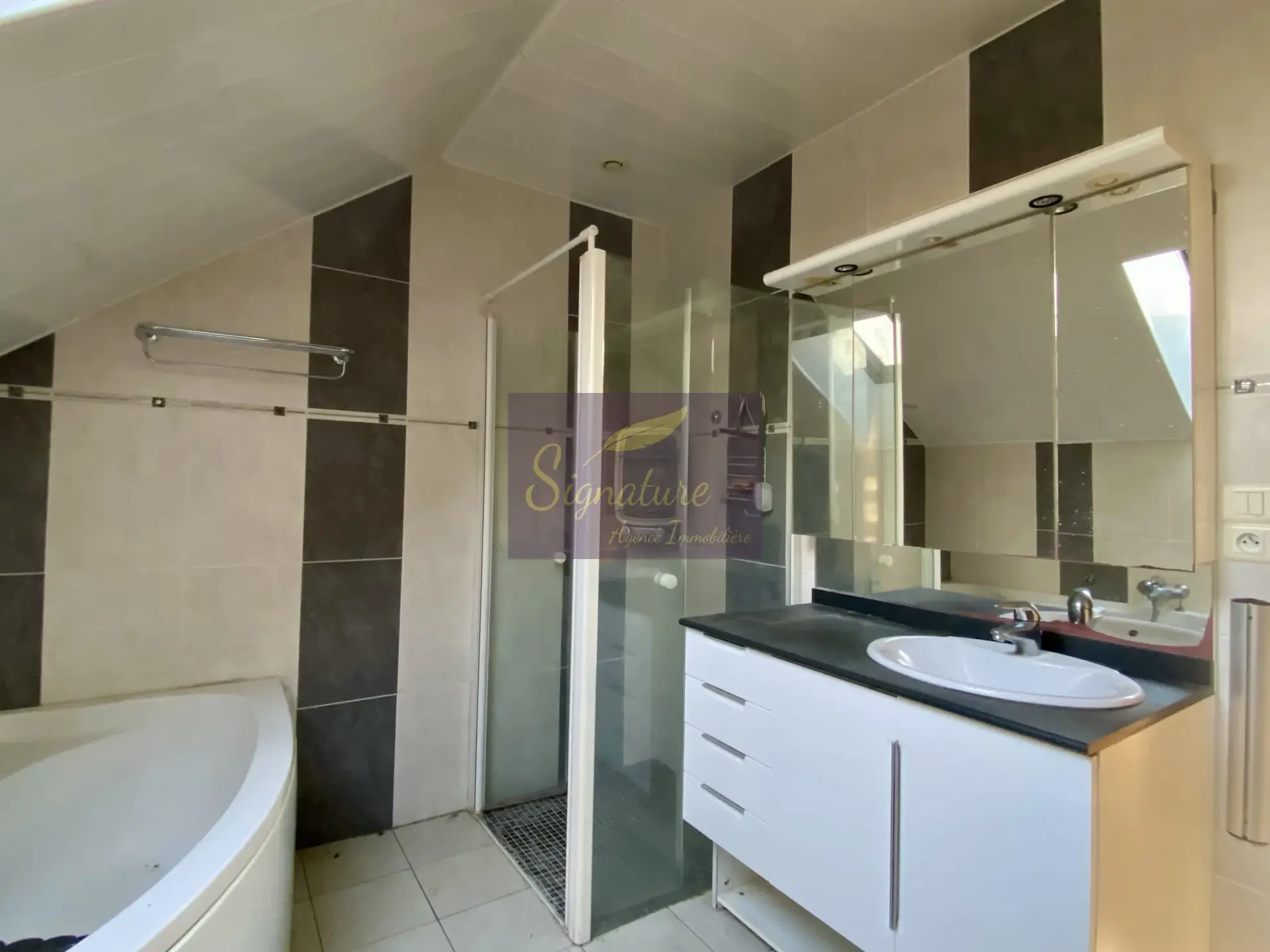 Ferme authentique avec dépendances, écuries et panneaux solaires en campagne dans le Belinois 