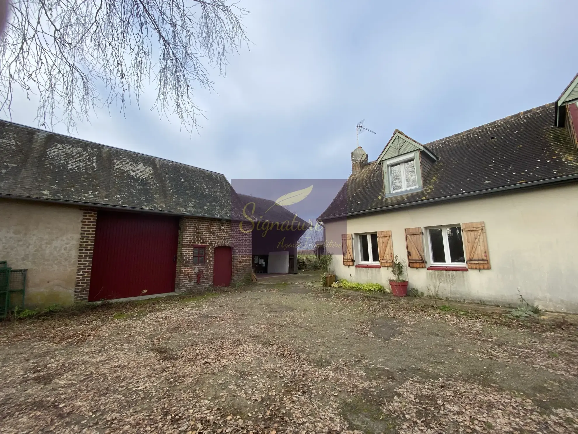 Ferme authentique avec dépendances, écuries et panneaux solaires en campagne dans le Belinois 