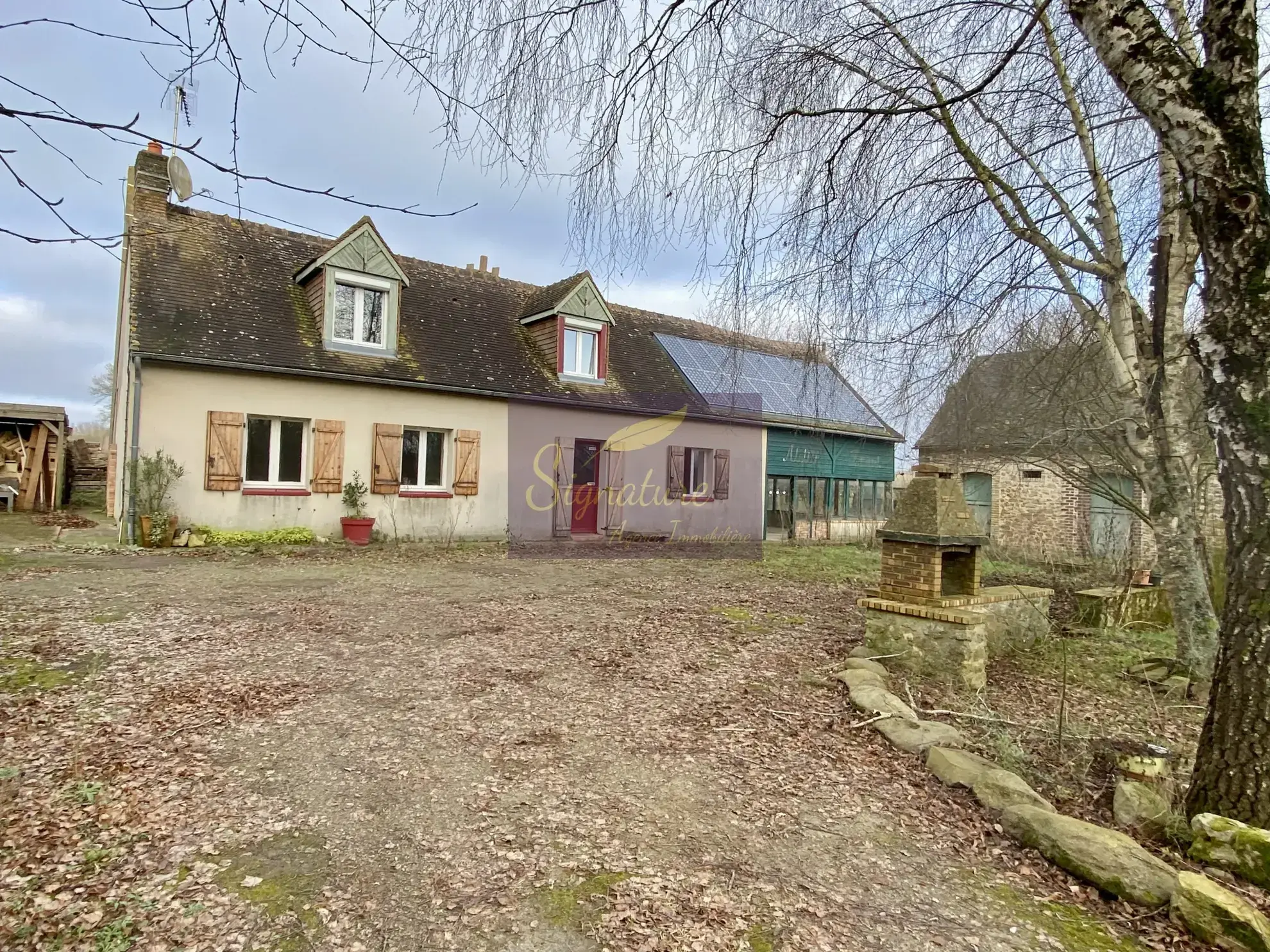 Ferme authentique avec dépendances, écuries et panneaux solaires en campagne dans le Belinois 
