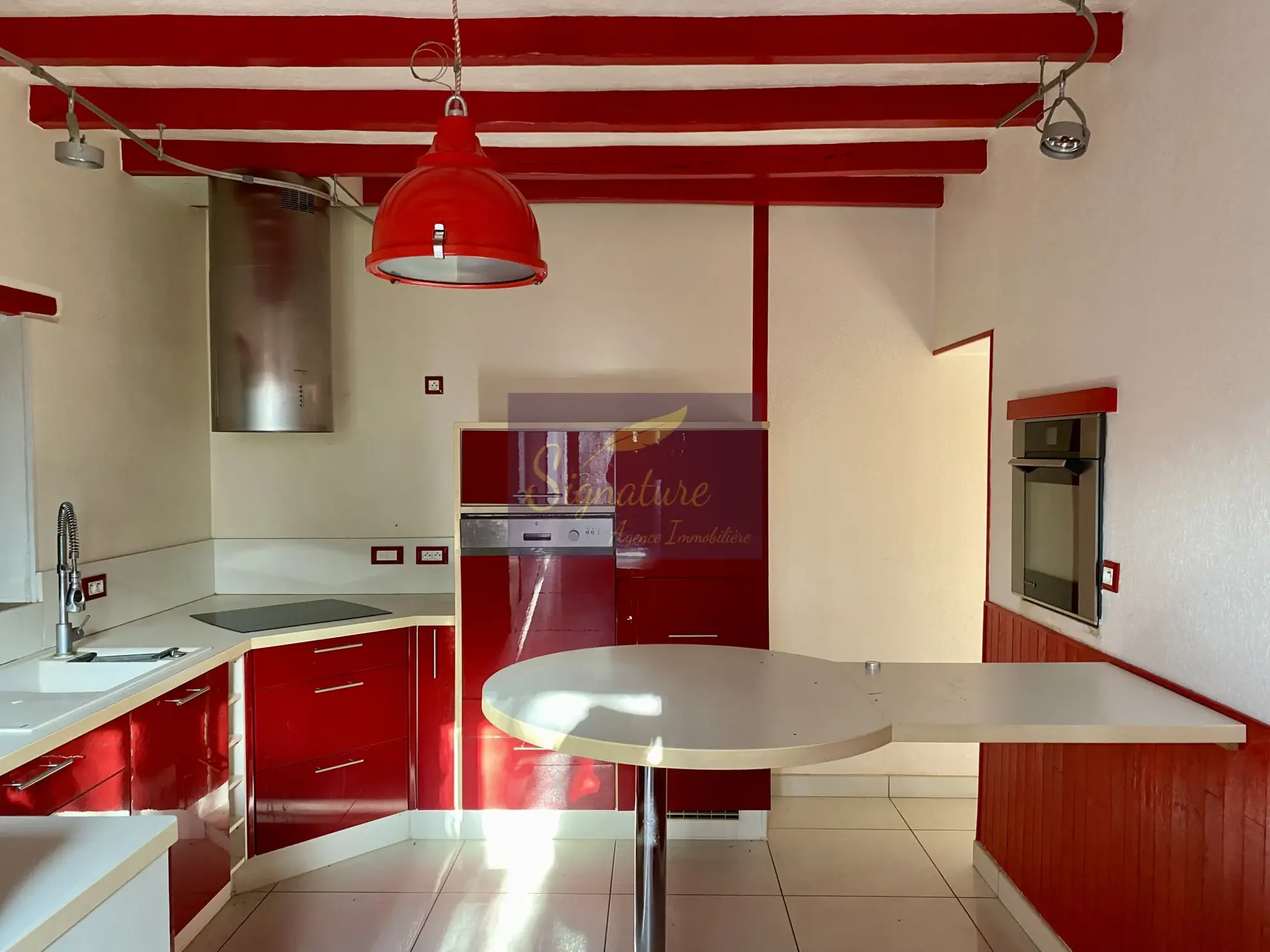 Ferme authentique avec dépendances, écuries et panneaux solaires en campagne dans le Belinois 