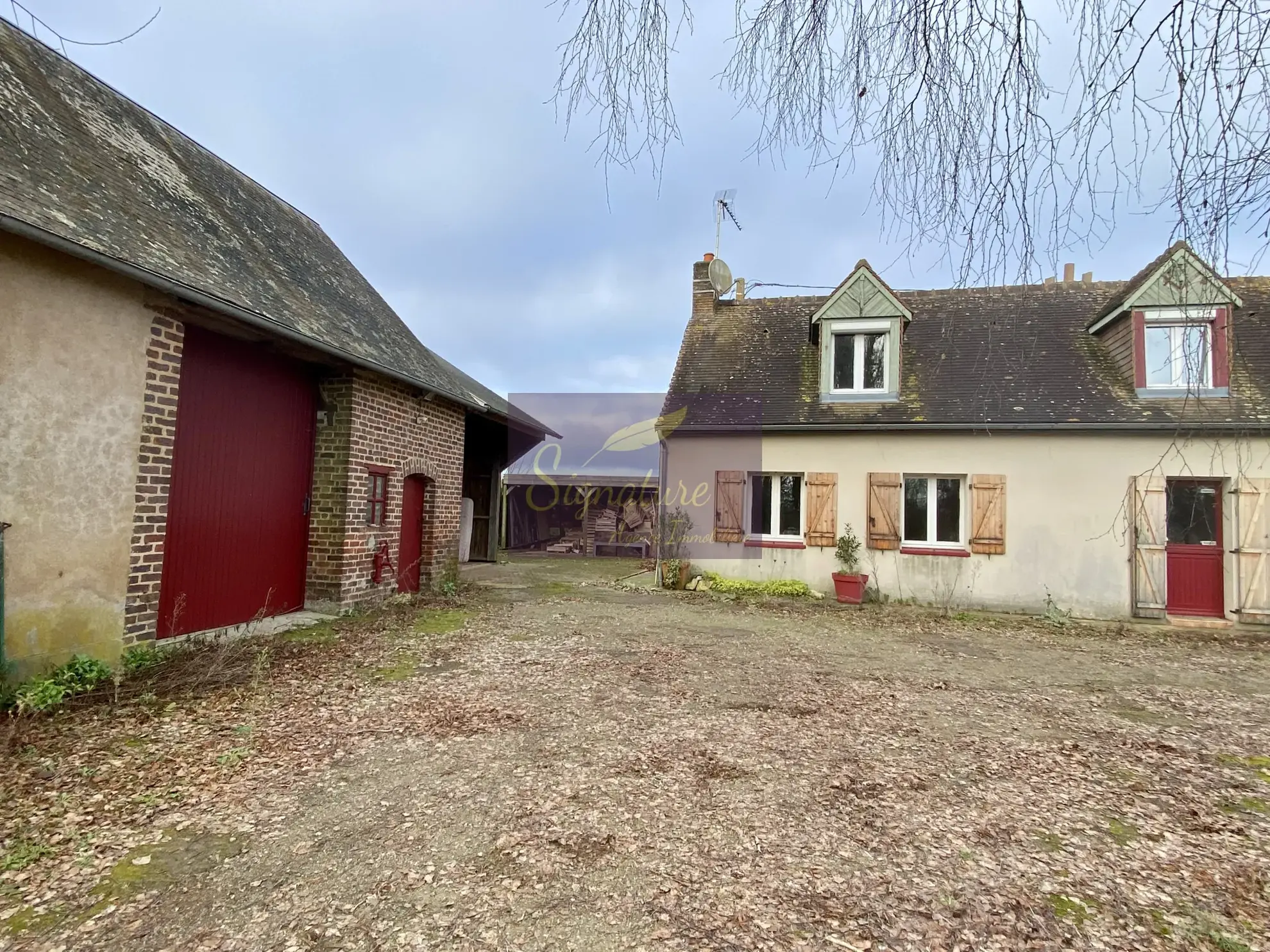 Ferme authentique avec dépendances, écuries et panneaux solaires en campagne dans le Belinois 