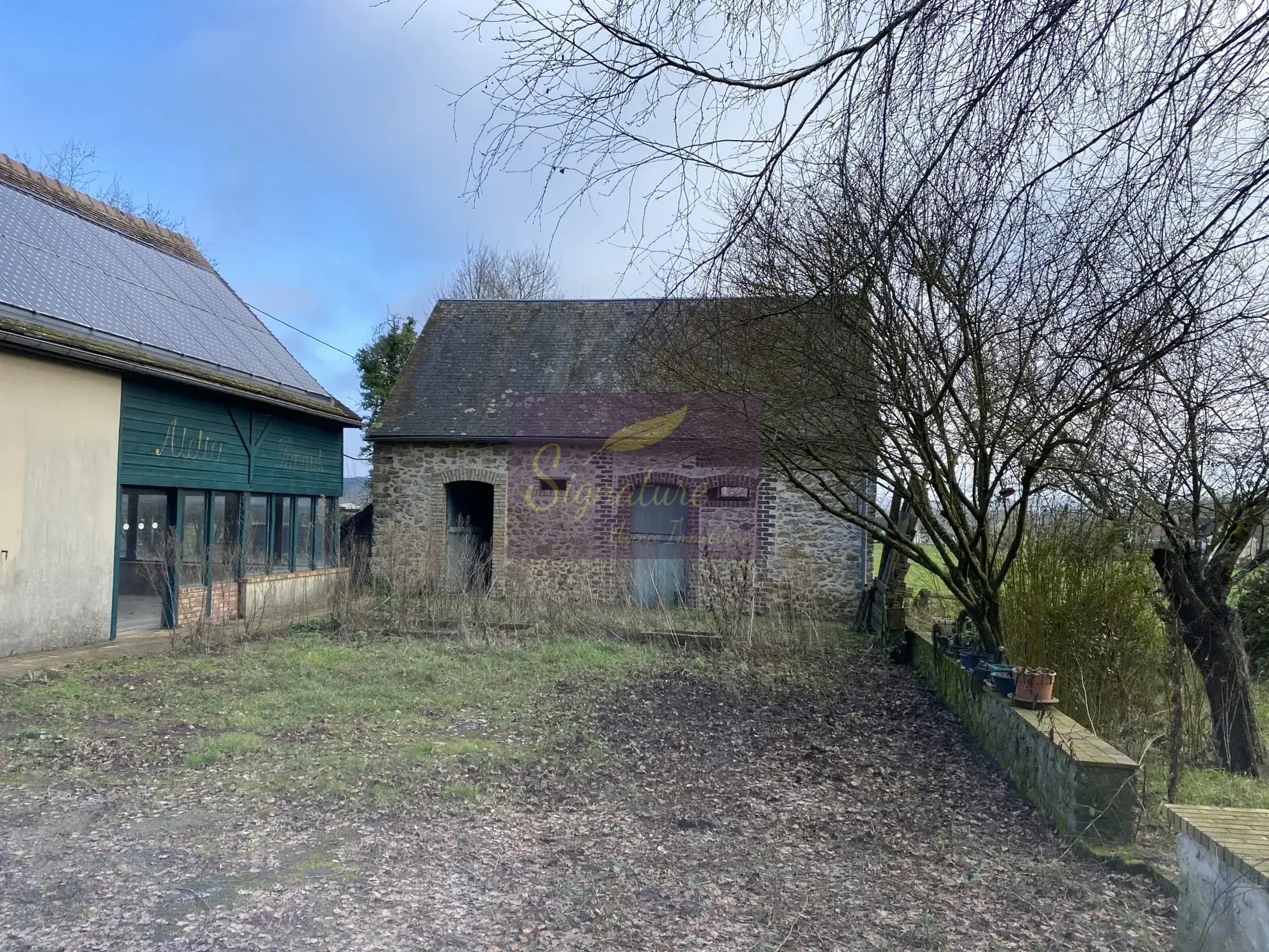 Ferme authentique avec dépendances, écuries et panneaux solaires en campagne dans le Belinois 