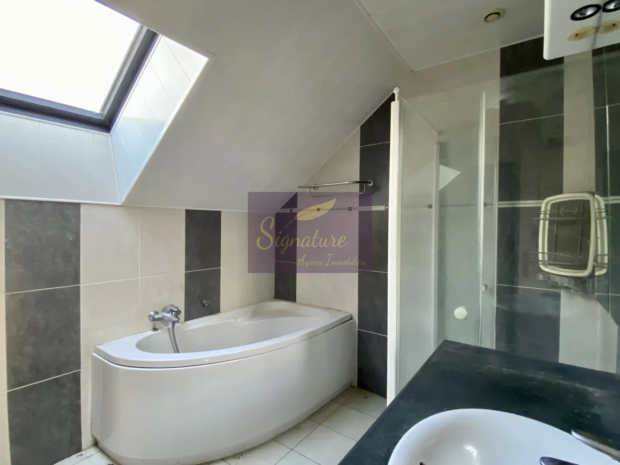 Ferme authentique avec dépendances, écuries et panneaux solaires en campagne dans le Belinois 