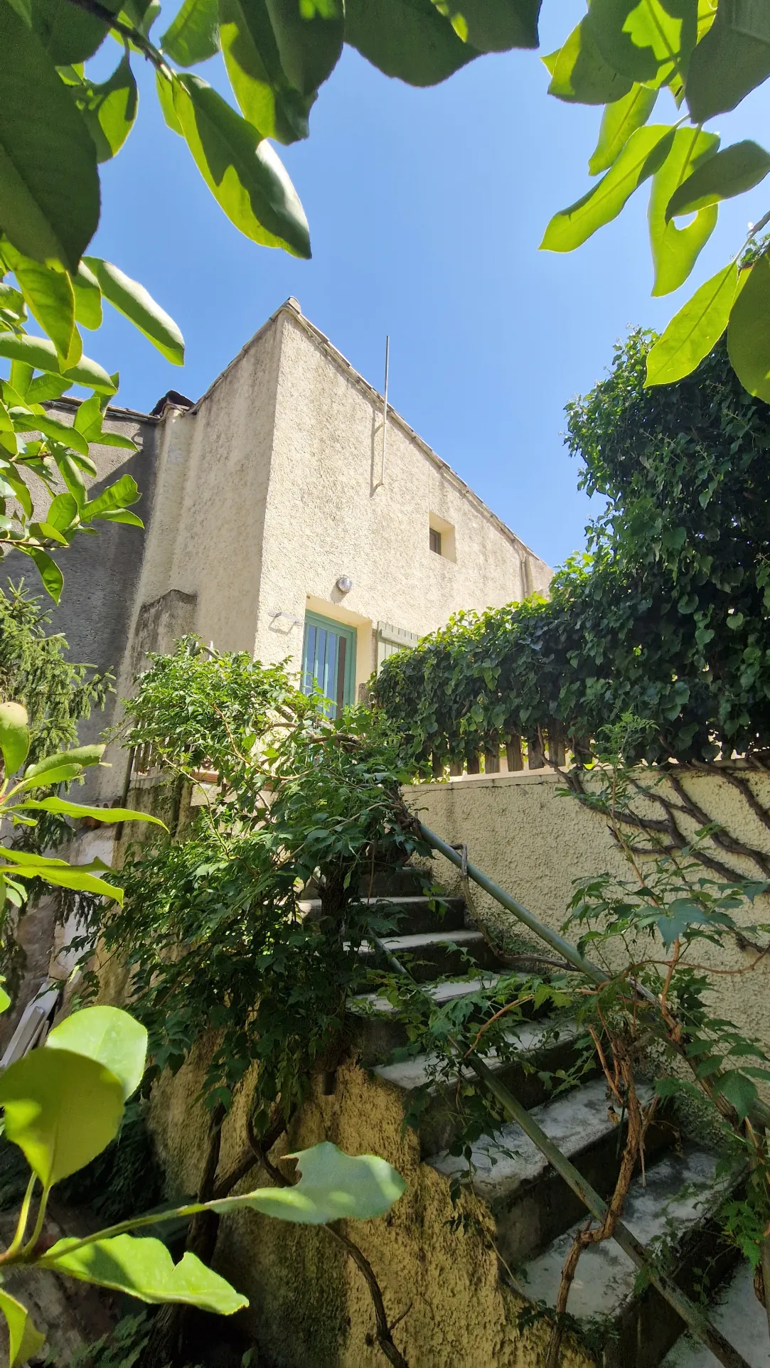 Maison de village à rénover de 107 m2 avec terrasse et cour proche de Lodève 