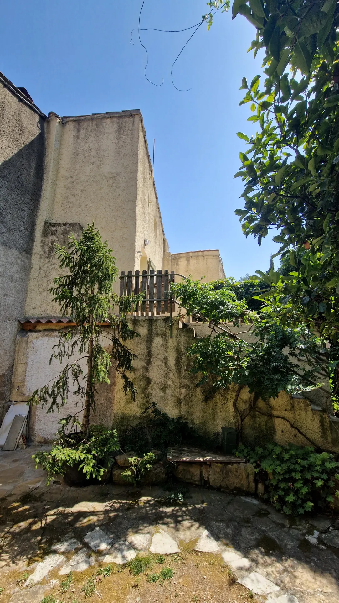 Maison de village à rénover de 107 m2 avec terrasse et cour proche de Lodève 