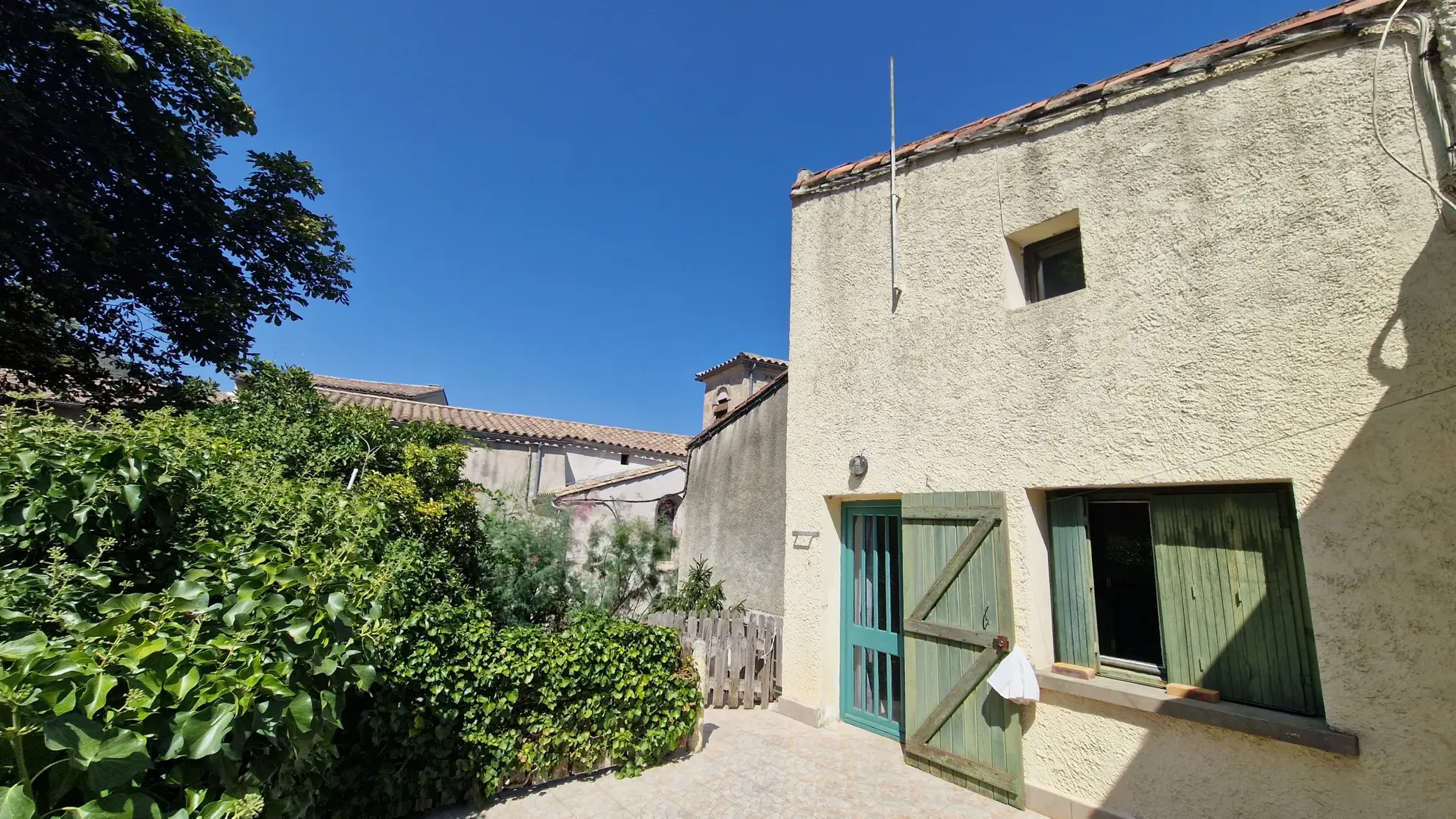 Maison de village à rénover de 107 m2 avec terrasse et cour proche de Lodève