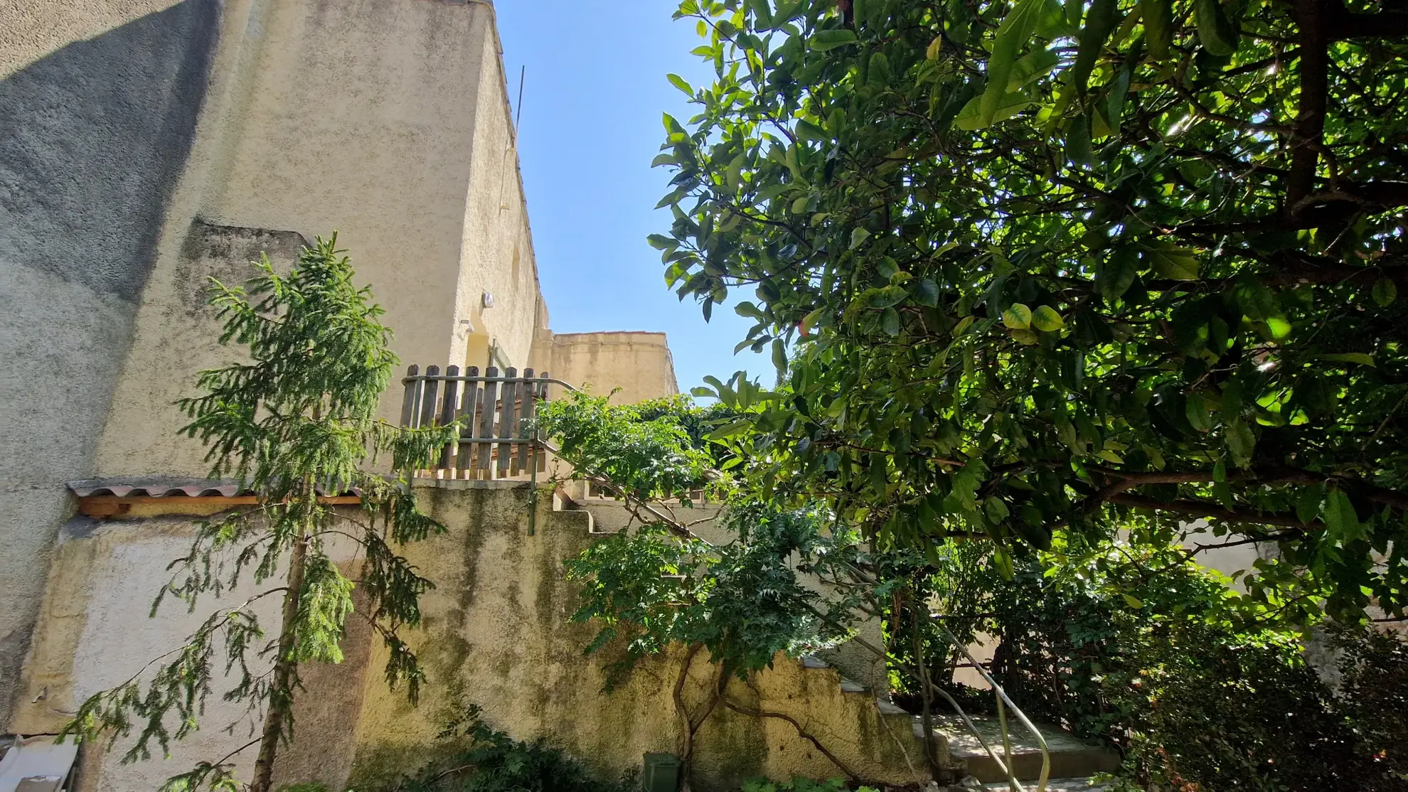 Maison de village à rénover de 107 m2 avec terrasse et cour proche de Lodève 