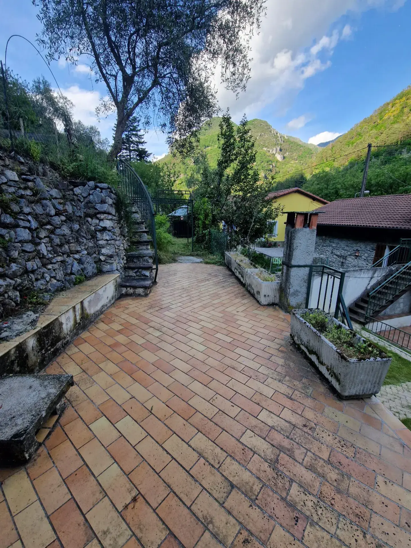 Maison de village à Fontan 120 m² avec jardin, terrasse et potentiel locatif 