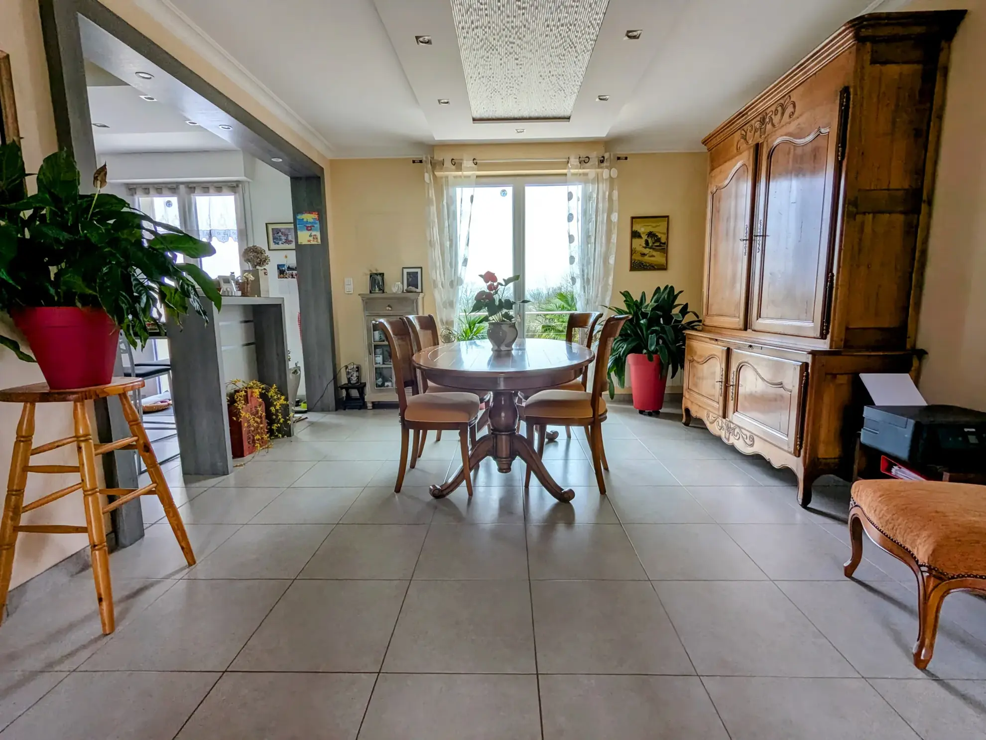 Belle maison familiale 4 chambres avec sous-sol complet à Casson 