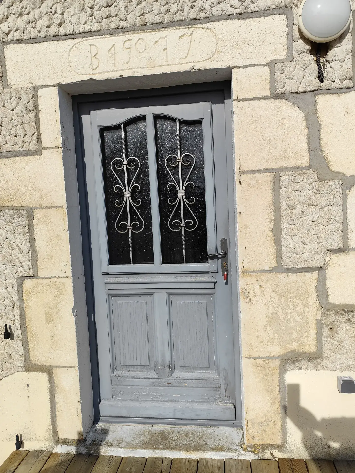 À vendre ensemble en pierre avec vue panoramique, piscine et dépendances à Liourdres 