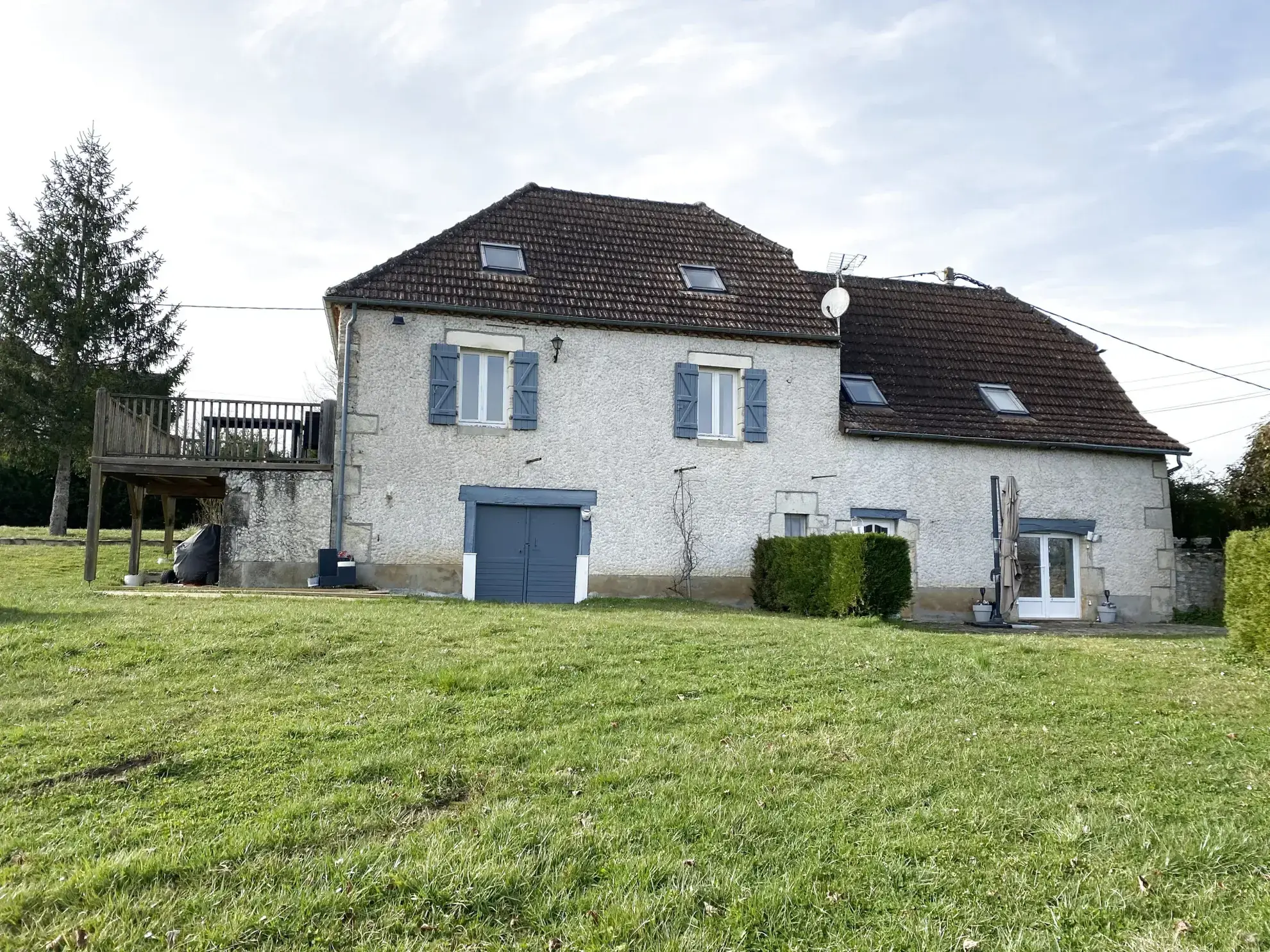 Beau ensemble en pierre avec vue imprenable à Liourdres, piscine et plusieurs logements 