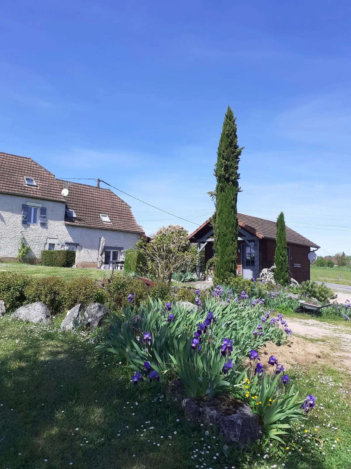 À vendre ensemble en pierre avec vue panoramique, piscine et dépendances à Liourdres 