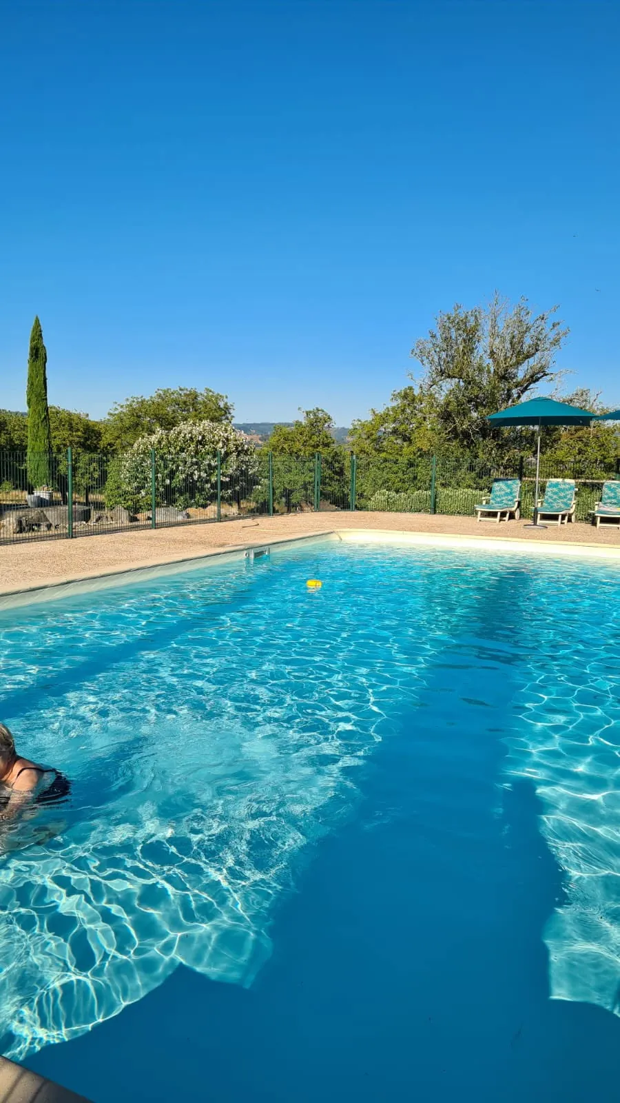 À vendre ensemble en pierre avec vue panoramique, piscine et dépendances à Liourdres 