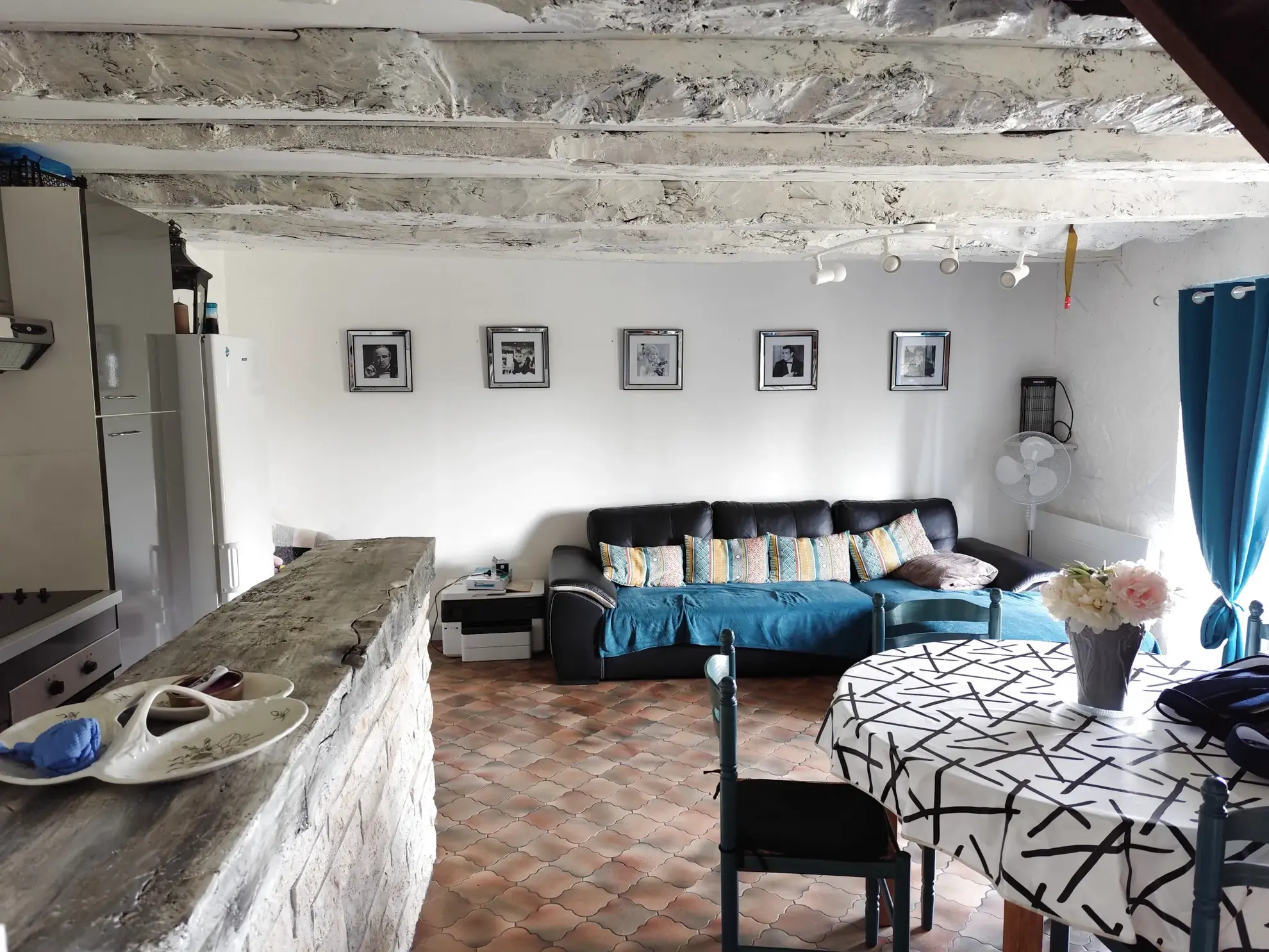 À vendre ensemble en pierre avec vue panoramique, piscine et dépendances à Liourdres 