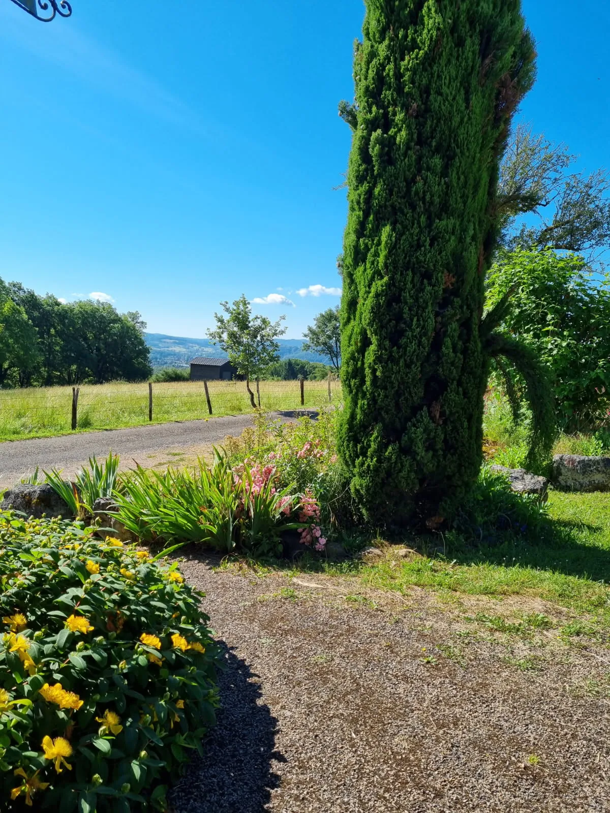 À vendre ensemble en pierre avec vue panoramique, piscine et dépendances à Liourdres 