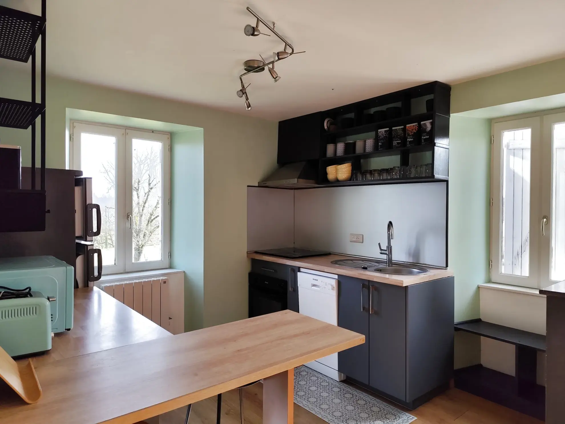 À vendre ensemble en pierre avec vue panoramique, piscine et dépendances à Liourdres 