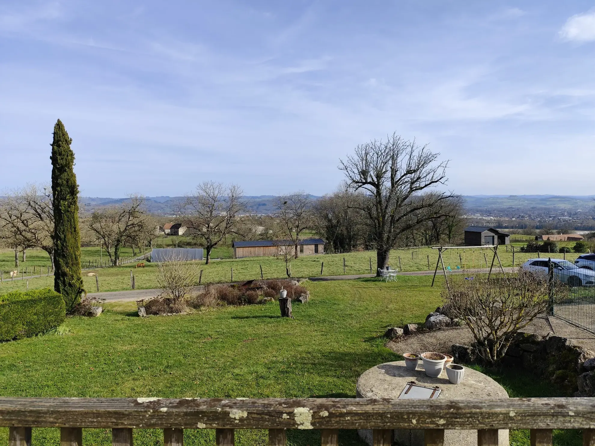 À vendre ensemble en pierre avec vue panoramique, piscine et dépendances à Liourdres 