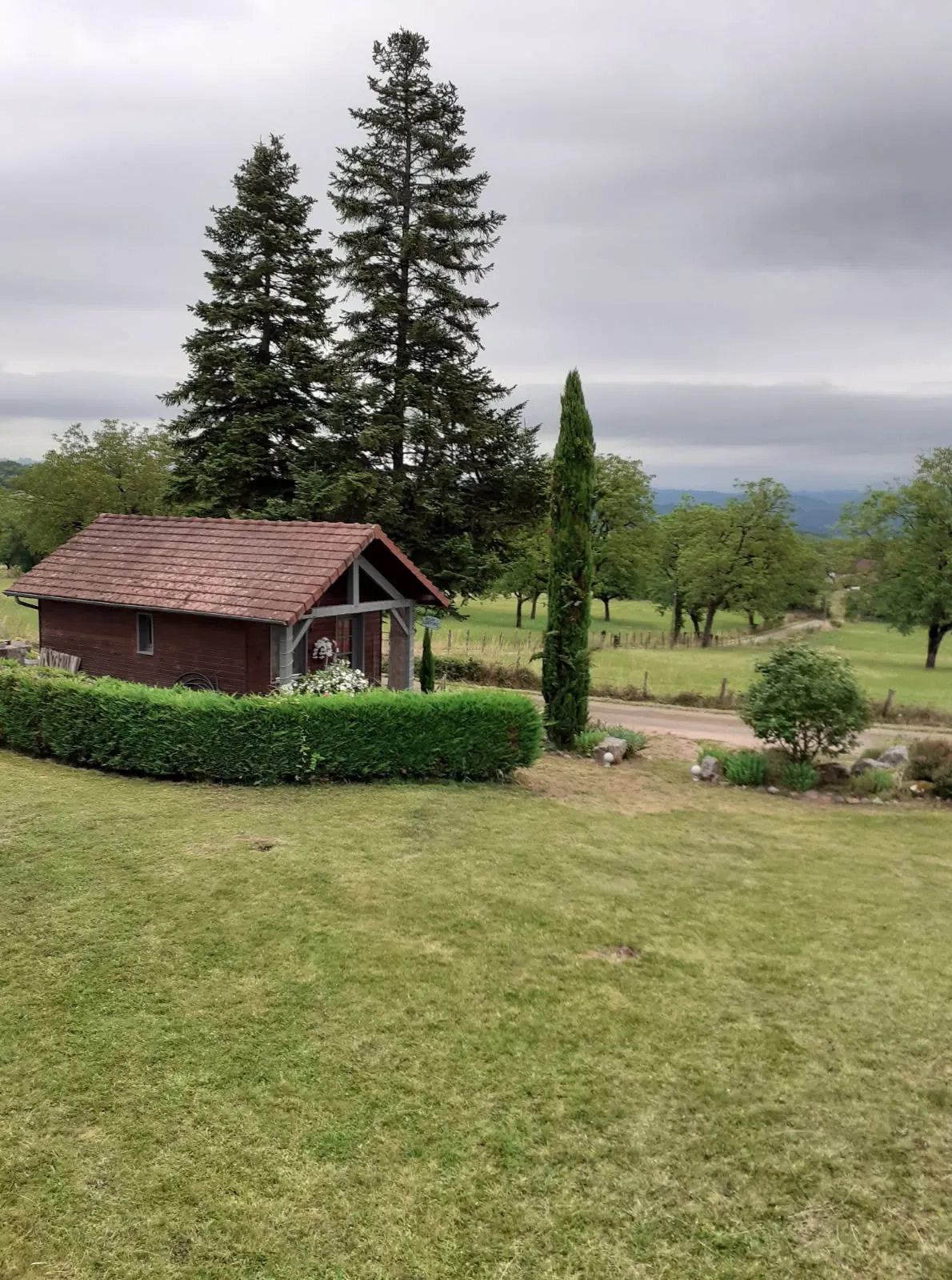 À vendre ensemble en pierre avec vue panoramique, piscine et dépendances à Liourdres 