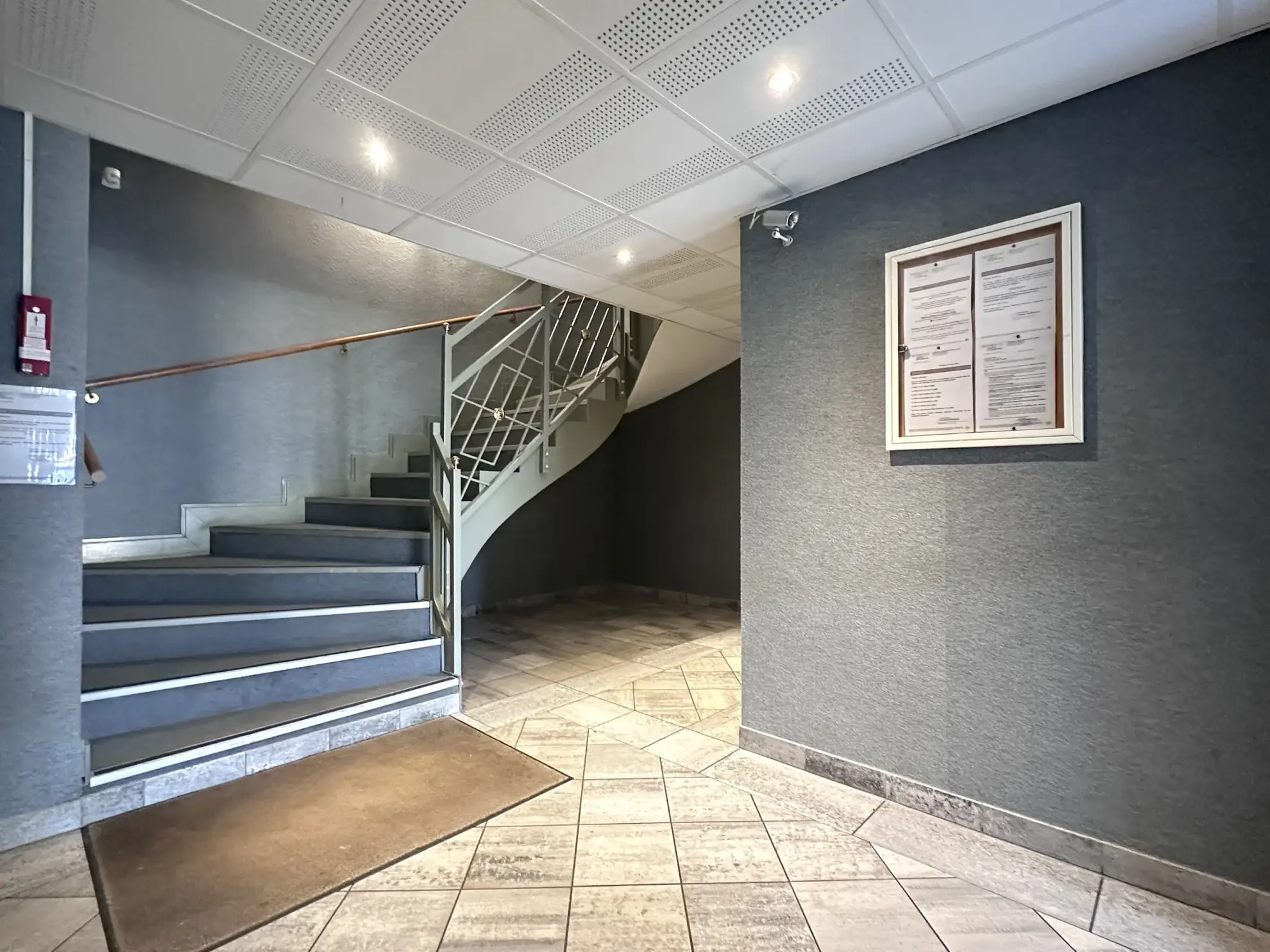 Appartement de 62 m² avec terrasse et parking à Poitiers, proche commodités 