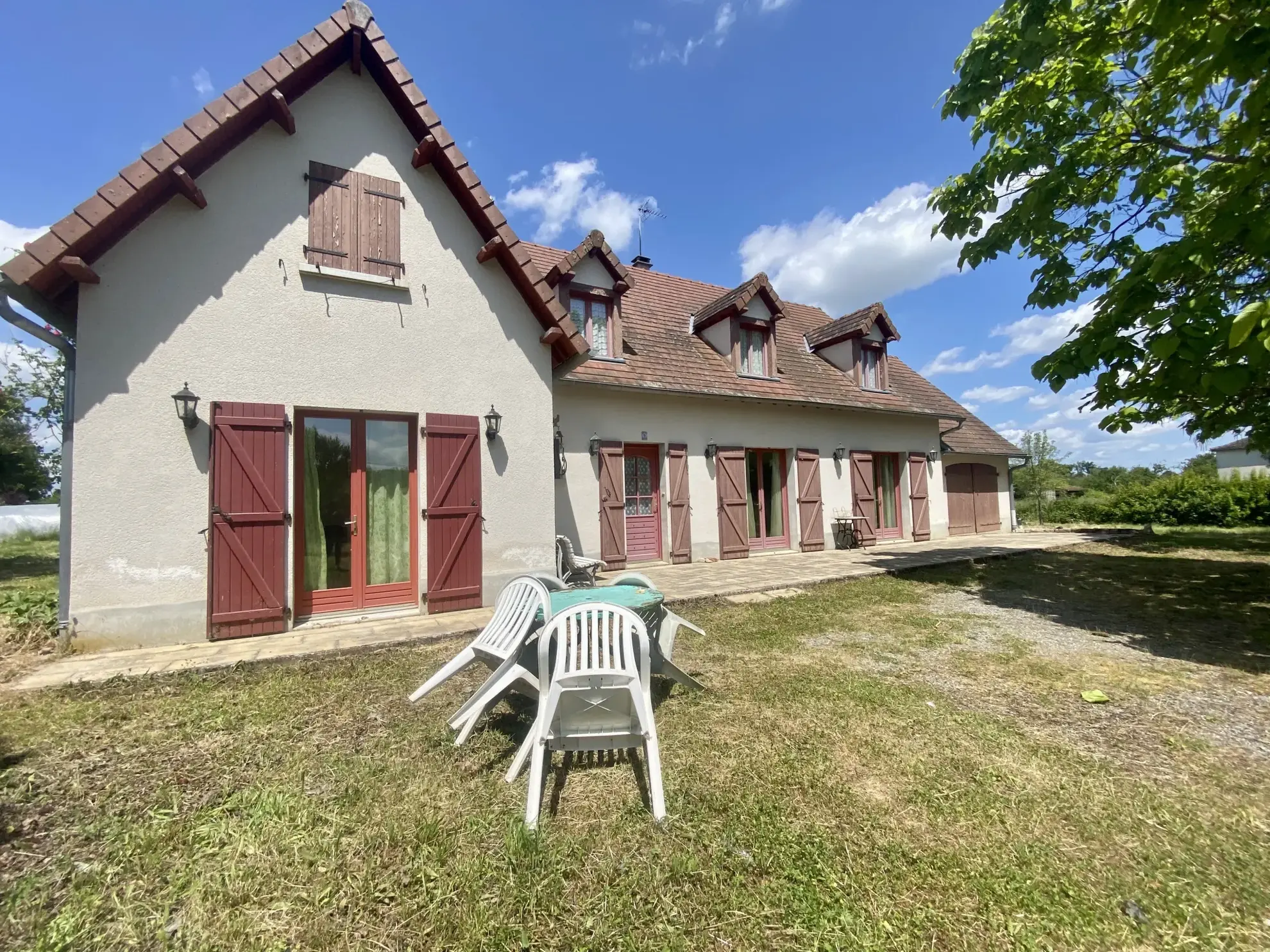 Grand pavillon 5 chambres avec dépendances et jardin proche Moulins et Nevers