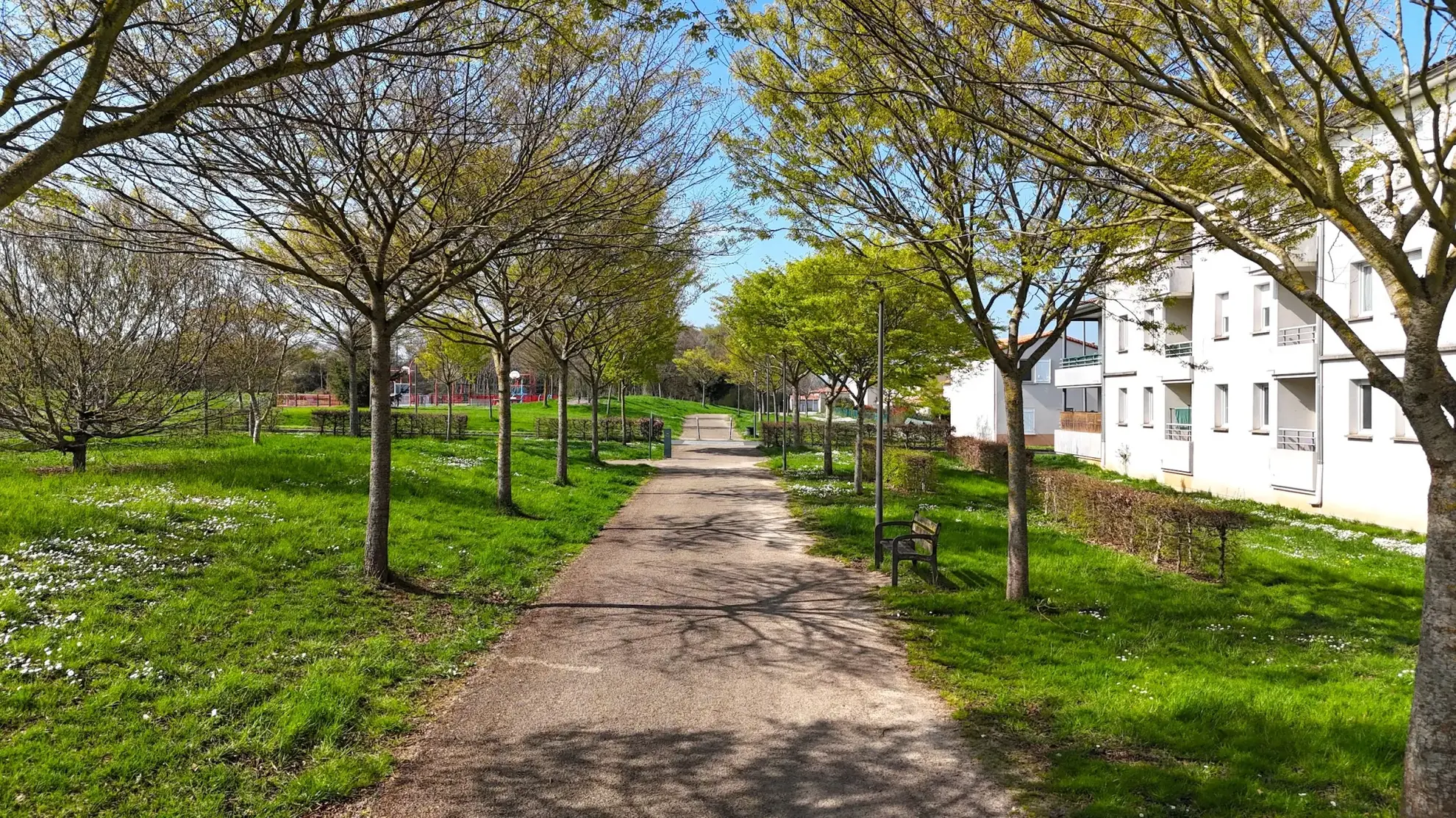 Appartement de 62 m² avec terrasse et parking à Poitiers, proche commodités 