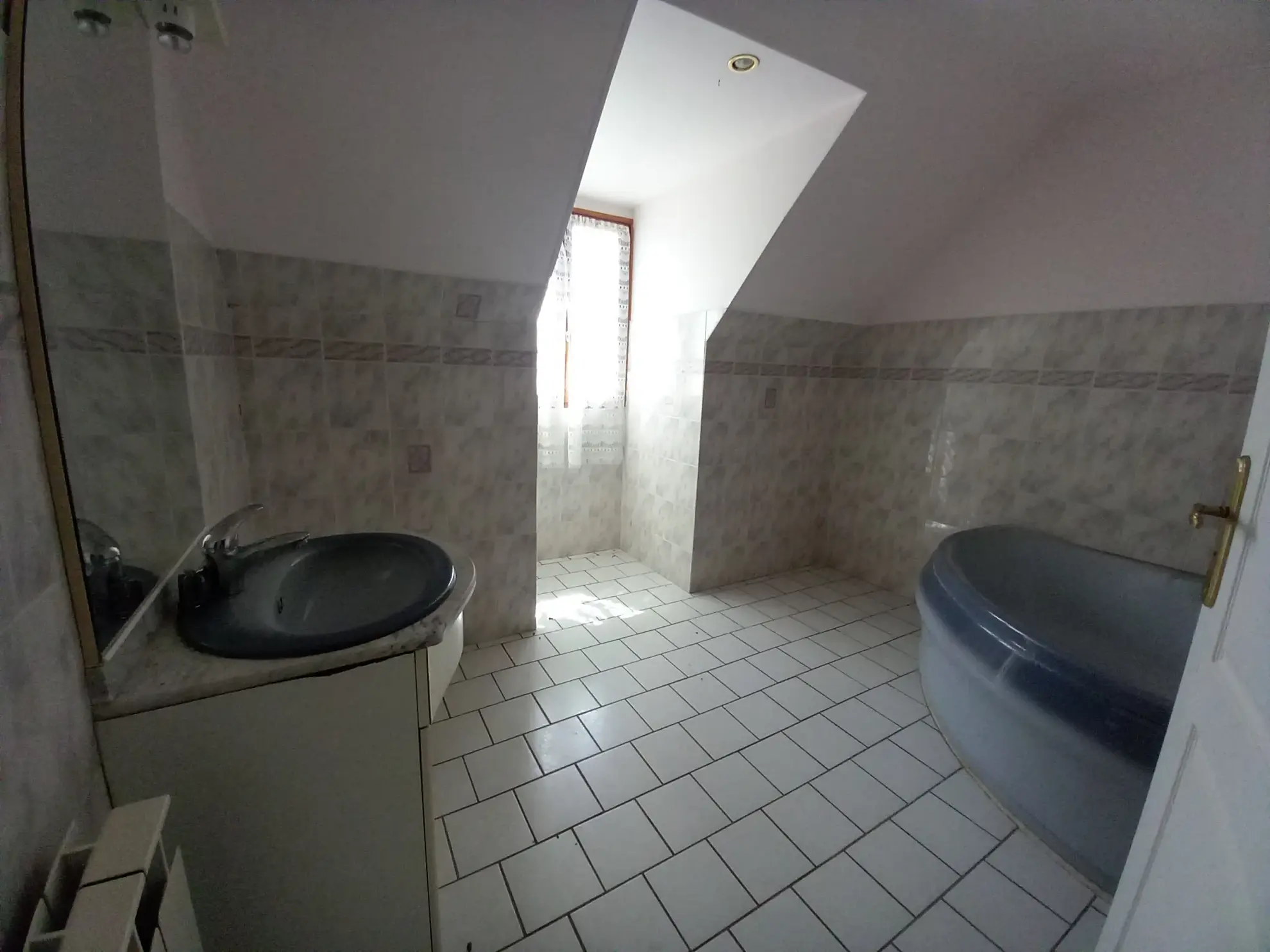 Grand pavillon 5 chambres avec dépendances et jardin proche Moulins et Nevers 