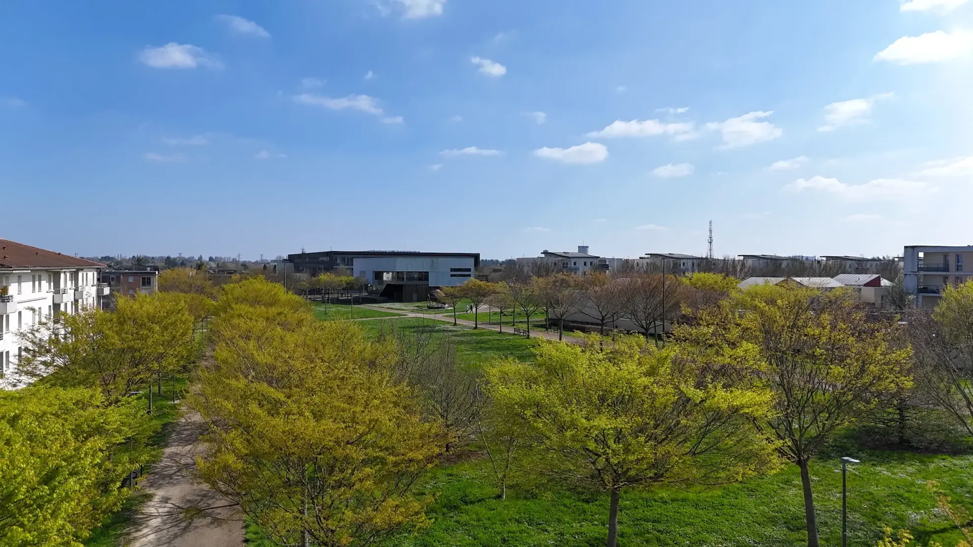 Appartement de 62 m² avec terrasse et parking à Poitiers, proche commodités 