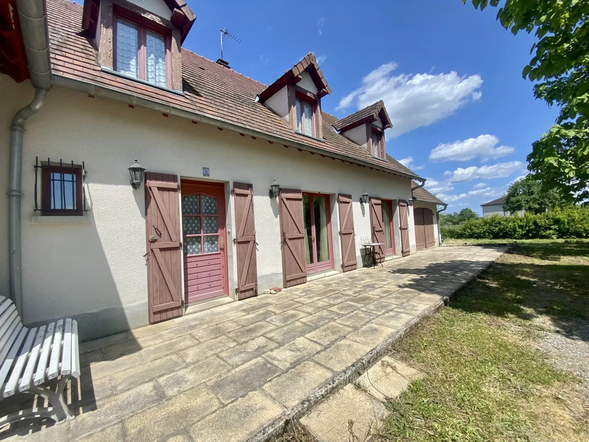 Grand pavillon 5 chambres avec dépendances et jardin proche Moulins et Nevers 