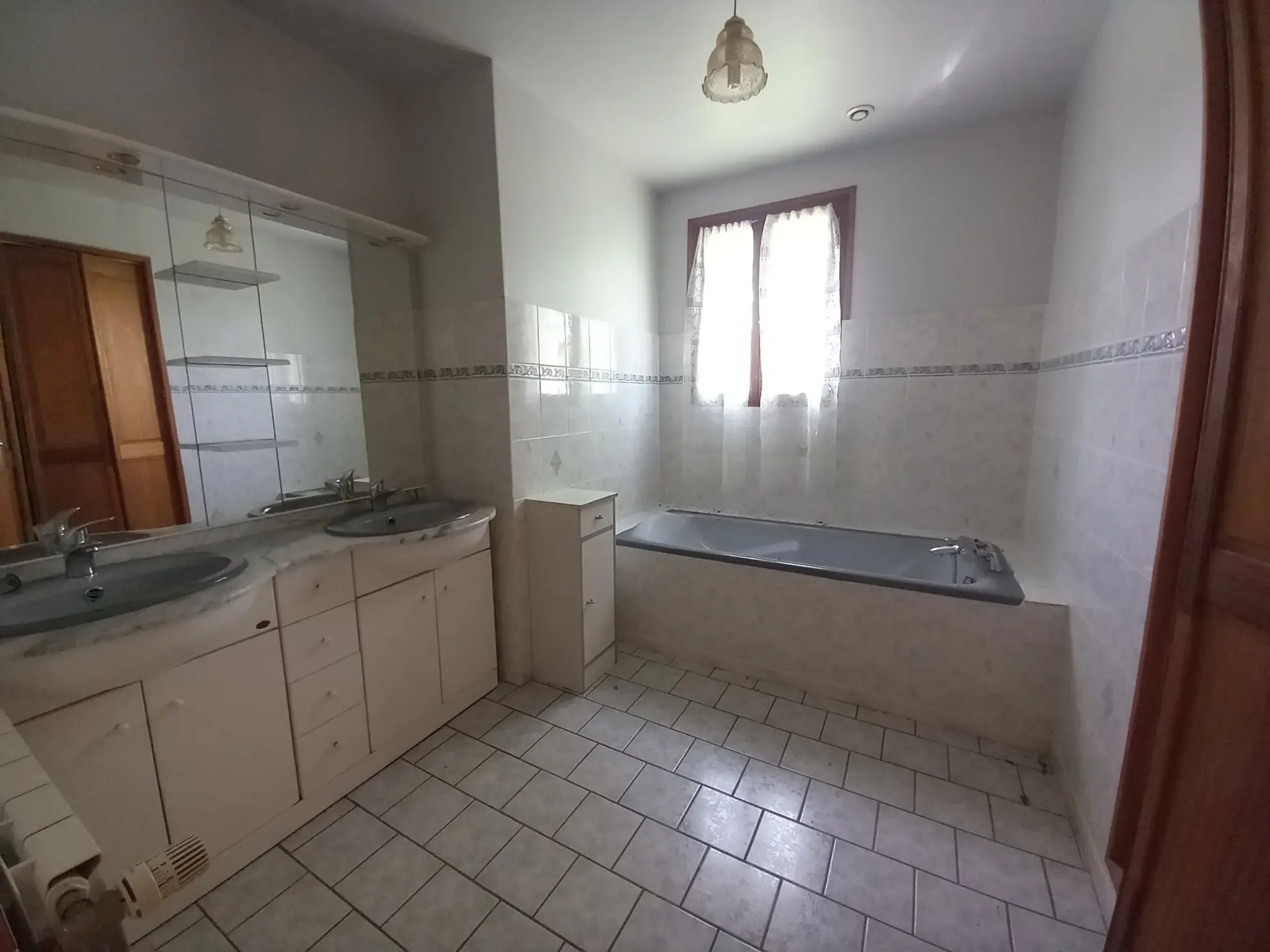 Grand pavillon 5 chambres avec dépendances et jardin proche Moulins et Nevers 