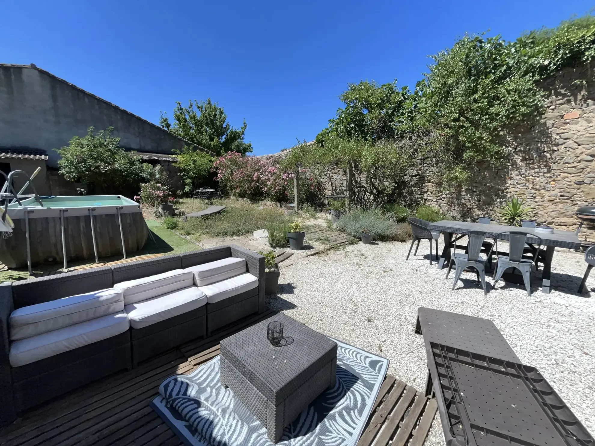 Maison de village 3 faces rénovée avec jardin à Puicheric proche Carcassonne 