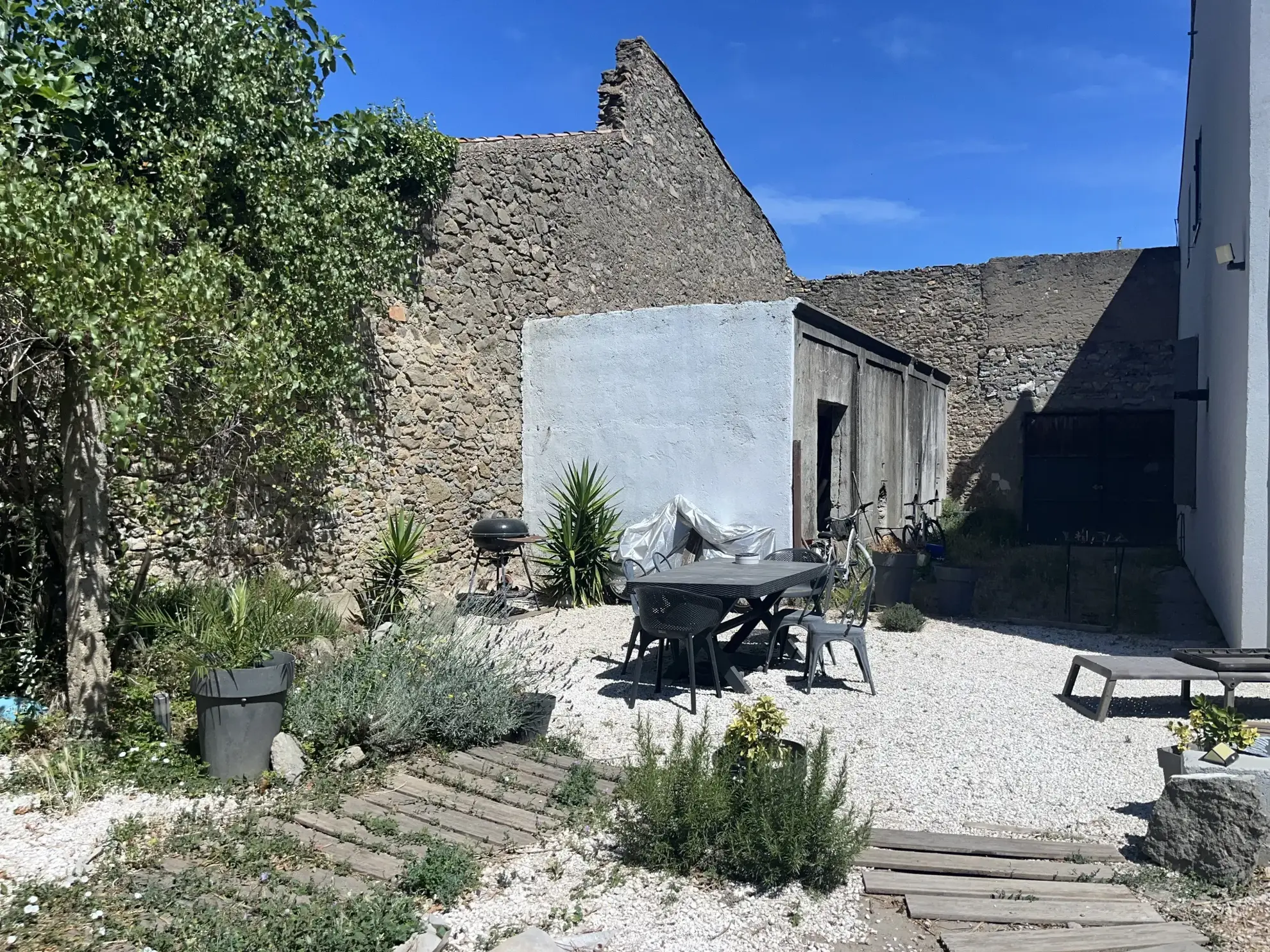 Maison de village 3 faces rénovée avec jardin à Puicheric proche Carcassonne 