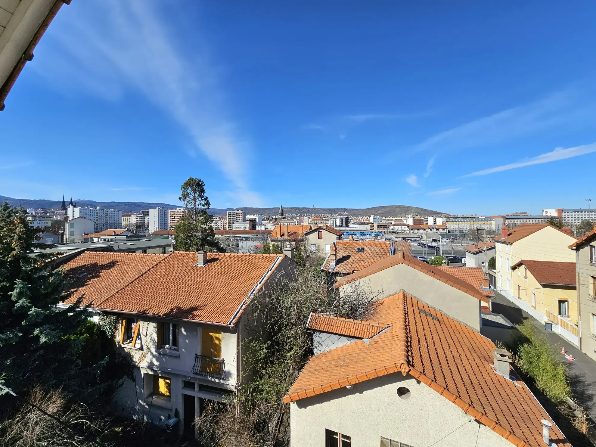 Appartement triplex à Clermont-Ferrand avec balcon et stationnement 