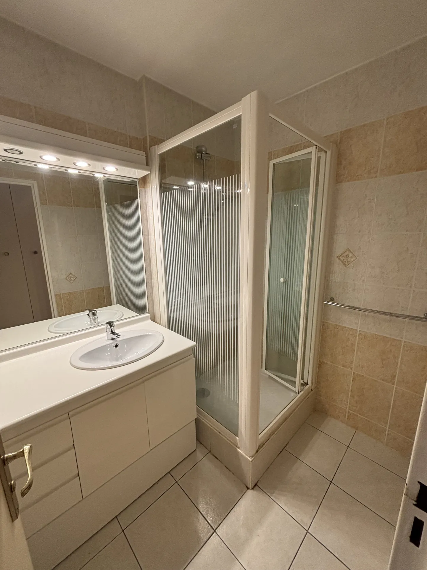 Appartement T2 à vendre à Sainte-Geneviève-des-Bois avec cave et parking 